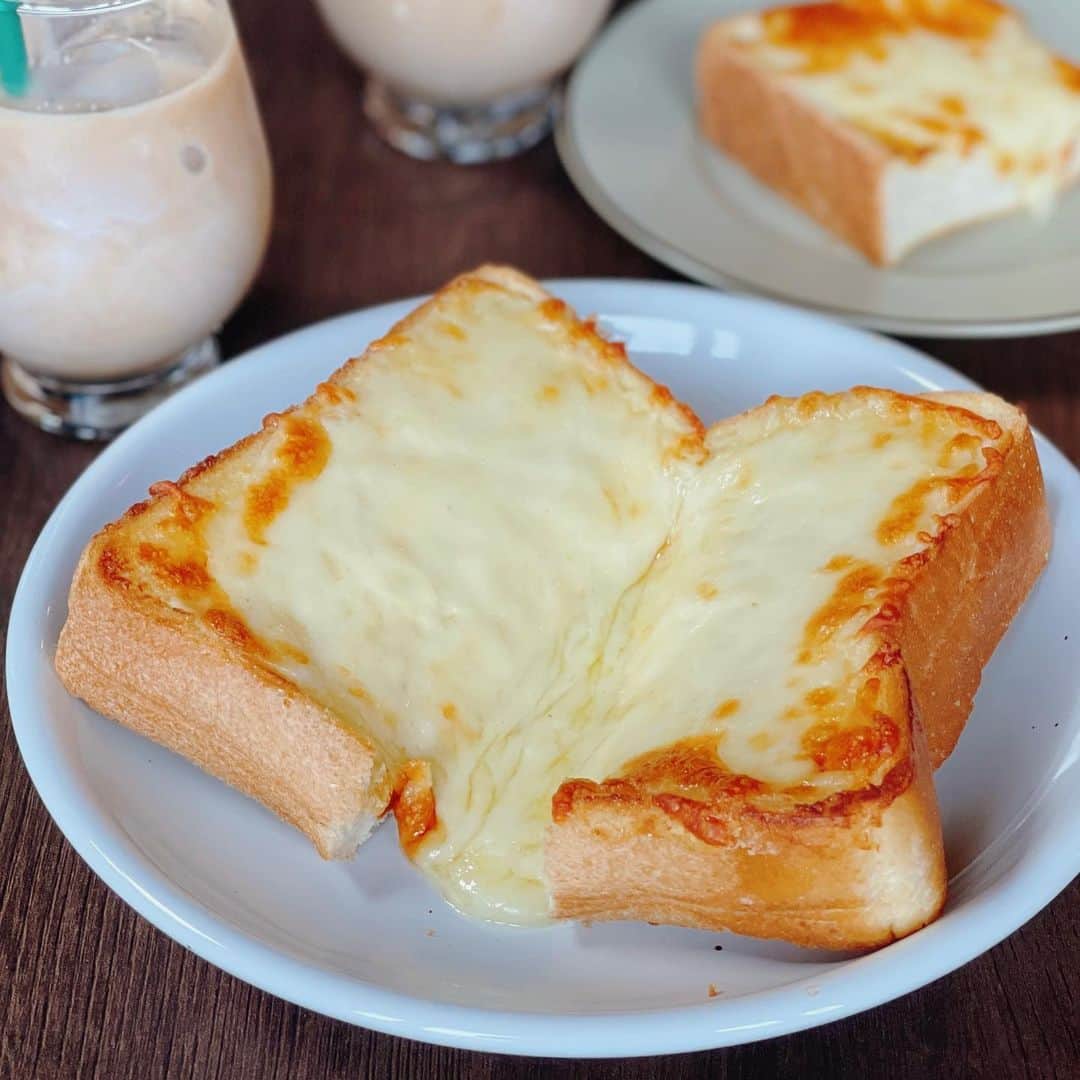 ゆうきのインスタグラム：「我が家の朝食の定番😋 溢れるチーズトースト！  たっぷりマヨネーズとたっぷりチーズ、 朝だからの許されるジャンクな組み合わせ😋  作り方は、簡単！ 食パン全体にマヨネーズを塗って、 ピザ用チーズを乗せて、トースターで焼くだけ👌  お供にはタリーズの ロイヤルミルクティーベースで作った アイスミルクティー。 おいしくて、ハマり中👍  #おうちごはん#朝ごはん#朝食#トースト#チーズトースト#レシピ#簡単レシピ#おうちカフェ#チーズ#マカロニメイト#フーディーテーブル #breakfast#japanesefood#foodpic」