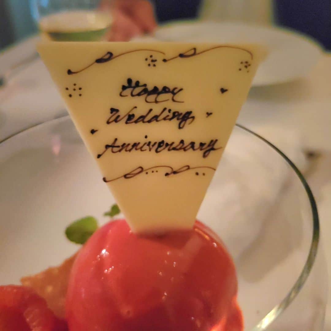 床嶋佳子さんのインスタグラム写真 - (床嶋佳子Instagram)「おはようございます！ いつも皆様に応援していただきありがとうございます‼️本当に感謝しています。  昨日は結婚3周年アニバーサリーデーでした！  私達が出逢ったパークハイアットホテル。そして初めて二人で食事をしたニューヨークグリルの窓際で夜景🌉を楽しみながらお食事をしてきました‼️  もう三年も経ったのね。これからも宜しくお願い致します。と話しました。  人と人とのご縁とは不思議なものですね。このご縁を繋いでくださった全ての方々に感謝いたします。 どうぞこれからも宜しくお願い致します‼️✨️  床嶋佳子 #パークハイアット東京  #ニューヨークグリル」9月11日 8時07分 - yoshiko.tokoshima