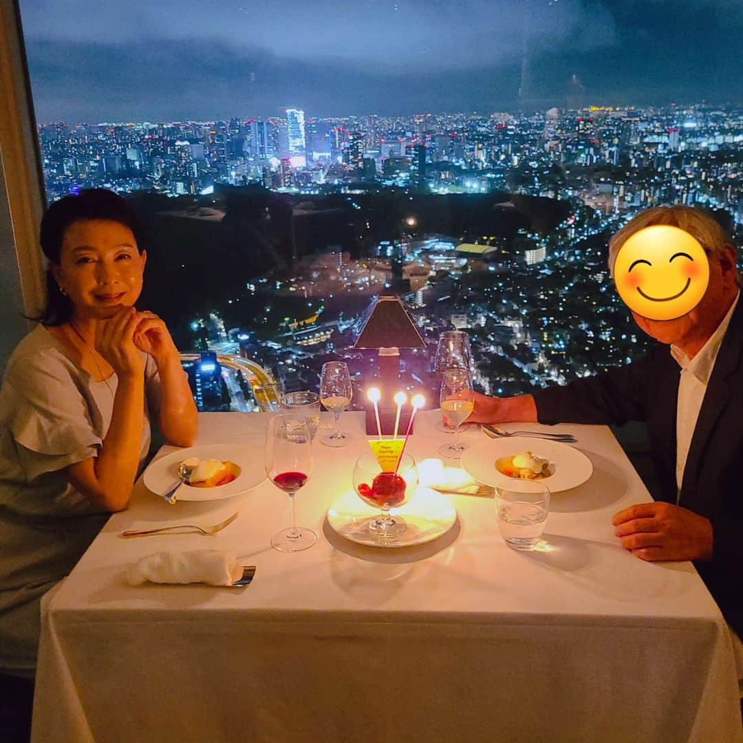 床嶋佳子のインスタグラム：「おはようございます！ いつも皆様に応援していただきありがとうございます‼️本当に感謝しています。  昨日は結婚3周年アニバーサリーデーでした！  私達が出逢ったパークハイアットホテル。そして初めて二人で食事をしたニューヨークグリルの窓際で夜景🌉を楽しみながらお食事をしてきました‼️  もう三年も経ったのね。これからも宜しくお願い致します。と話しました。  人と人とのご縁とは不思議なものですね。このご縁を繋いでくださった全ての方々に感謝いたします。 どうぞこれからも宜しくお願い致します‼️✨️  床嶋佳子 #パークハイアット東京  #ニューヨークグリル」