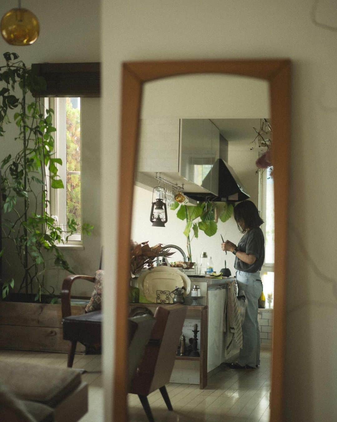 のインスタグラム：「@bananakitchen  はるなちゃんが  我が家に来てくれた時に撮ってくれていた写真が 素敵すぎて 自分だけ見てるのが 勿体無いのでpostさせてください♡  撮られてるの全然知らなかったので 素の私がうけるけど普段こんな感じでキッチンに立ってます🤣  しっかし この構図とか切り取り。  我が家のインテリア、めちゃくちゃ素敵に見える（10割増し） これは完全に はるなちゃんのカメラの腕前のおかけです。  素敵な写真ほんとにありがとう！  そしていつも楽しい時間をありがとう♪  また遊びにきてねー♡  #暮らし #インテリア #ブロカントのある暮らし #キッチン #interior」