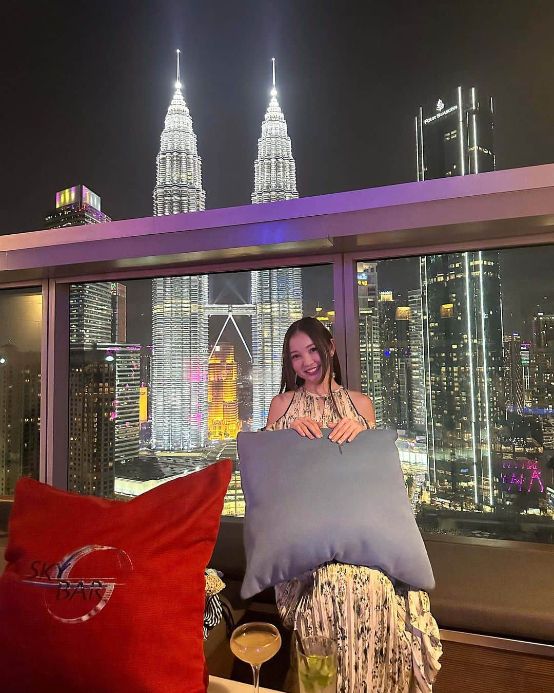 ももせゆきのインスタグラム：「Malaysia🇲🇾trip photo  location📍Sky Bar Traders Hotel  4日目に泊まったトレダースホテルの33階にあるスカイバーは、ツインタワーを見ながらお酒を飲むことができます🍸 窓側のソファー席は人気だから、事前予約するか、早めに行って席の確保をする事をおすすめします✨️ 私達は事前予約したよ📞 ・  ・ 🏷 #ツインタワー #twintowers #petronastowers  #skybar #トレダースホテル #tradershotel  #Malaysia #kualalumpur #kualalumpurmalaysia  #マレーシア  #visitmalaysia  #travelphotography  #instamalaysia  #マレーシア旅行  #malaysiaphotographer  #クアラルンプール  #malaysiatrulyasia  #malaysiaairlines #cuticutimalaysia  #海外旅行 #海外旅行好きな人と繋がりたい  #genic_mag #retrip_global   #カメラ女子 #カメラ好きな人と繋がりたい  #ファインダー越しの私の世界  #女子旅 #タビジョ #traveltheworld」