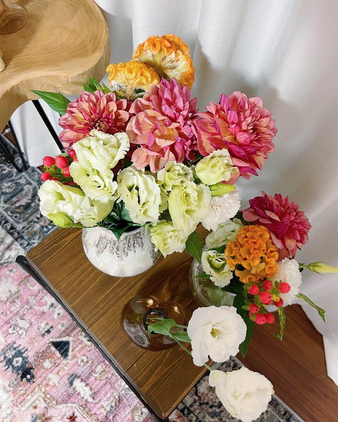 のインスタグラム：「皆さんおはようございます💐 先日、ライブで頂いたプレゼントやお手紙やお花、毎日愛でております、、、、、 あったかい気持ちになるよ。  皆さんの応援があって今の私があります、本当にありがとう🤗😭  月曜日の朝なのに何故かわくわくしてる！！！！ みんなお仕事、学校頑張ろうね〜ー🤟🤟🤟🤟🤟」