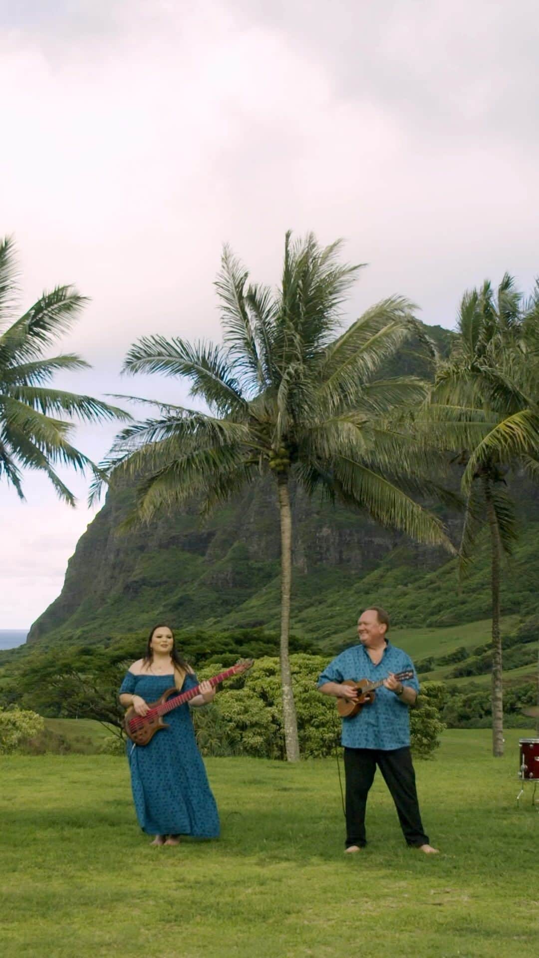 ハワイアン航空のインスタグラム：「We love featuring the music of our island home with our guests as they step onboard our planes. Keep an eye out for this new addition in-flight — Masese by Kapena 🎶🌴  #HawaiianFliesWithUs #PualaniProud #HawaiianAirlines @kapenamusic」