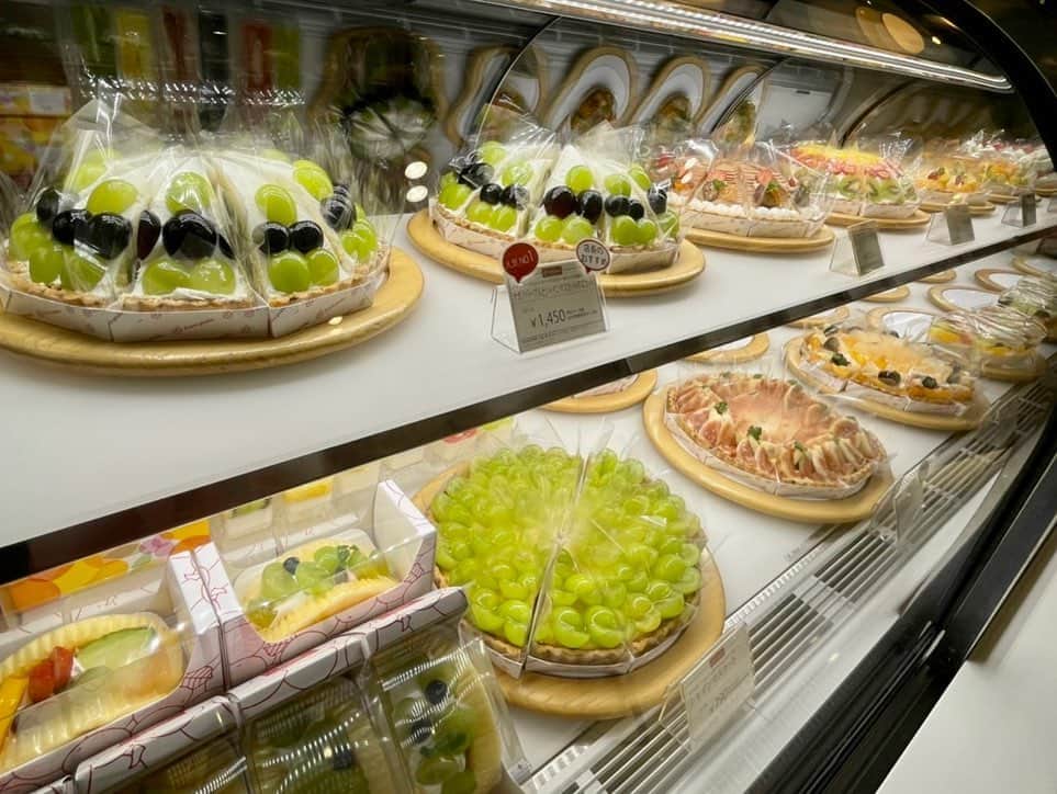 依田司さんのインスタグラム写真 - (依田司Instagram)「9月11日（月） 茨城県つくば市の「フルーツピークス つくば店」から。 旬のフルーツがずらりと並ぶ店内では、厳選し、美味しい時期を見極めたフルーツを使用したスイーツが豊富に揃っています。 中でも「パフェ」は期間限定のものが大人気。白桃と黄金桃、2種類の桃をふんだんに使った桃のパフェや、今度の土曜日から販売開始となる「和栗のモンブランパフェ」は栗とモンブランの他にもイチジク、柿、シャインマスカットなど秋の味覚がてんこ盛りです。 また、デザートだけではなく今が食べごろのフルーツを使ったお食事メニューもあります。ランチタイムにはドリンクも付いて、さらにフルーツスープも飲み放題です。   #フルーツピークス #LACOSTE #ラコステ #依田さん #依田司 #お天気検定 #テレビ朝日 #グッドモーニング #気象予報士 #お天気キャスター #森林インストラクター #グリーンセイバーアドバンス #プロジェクトワイルド #IPCC伝導者 #japan #japantrip #japantravel #unknownjapan #japanAdventure #japanlife #lifeinjapan #instagramjapan #instajapan #療癒 #ilovejapan #weather #weathercaster #weatherforecast」9月11日 8時44分 - tsukasa_yoda