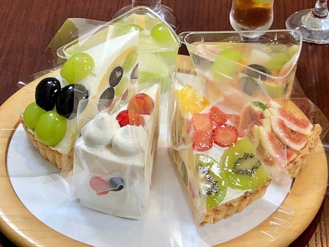 依田司さんのインスタグラム写真 - (依田司Instagram)「9月11日（月） 茨城県つくば市の「フルーツピークス つくば店」から。 旬のフルーツがずらりと並ぶ店内では、厳選し、美味しい時期を見極めたフルーツを使用したスイーツが豊富に揃っています。 中でも「パフェ」は期間限定のものが大人気。白桃と黄金桃、2種類の桃をふんだんに使った桃のパフェや、今度の土曜日から販売開始となる「和栗のモンブランパフェ」は栗とモンブランの他にもイチジク、柿、シャインマスカットなど秋の味覚がてんこ盛りです。 また、デザートだけではなく今が食べごろのフルーツを使ったお食事メニューもあります。ランチタイムにはドリンクも付いて、さらにフルーツスープも飲み放題です。   #フルーツピークス #LACOSTE #ラコステ #依田さん #依田司 #お天気検定 #テレビ朝日 #グッドモーニング #気象予報士 #お天気キャスター #森林インストラクター #グリーンセイバーアドバンス #プロジェクトワイルド #IPCC伝導者 #japan #japantrip #japantravel #unknownjapan #japanAdventure #japanlife #lifeinjapan #instagramjapan #instajapan #療癒 #ilovejapan #weather #weathercaster #weatherforecast」9月11日 8時44分 - tsukasa_yoda