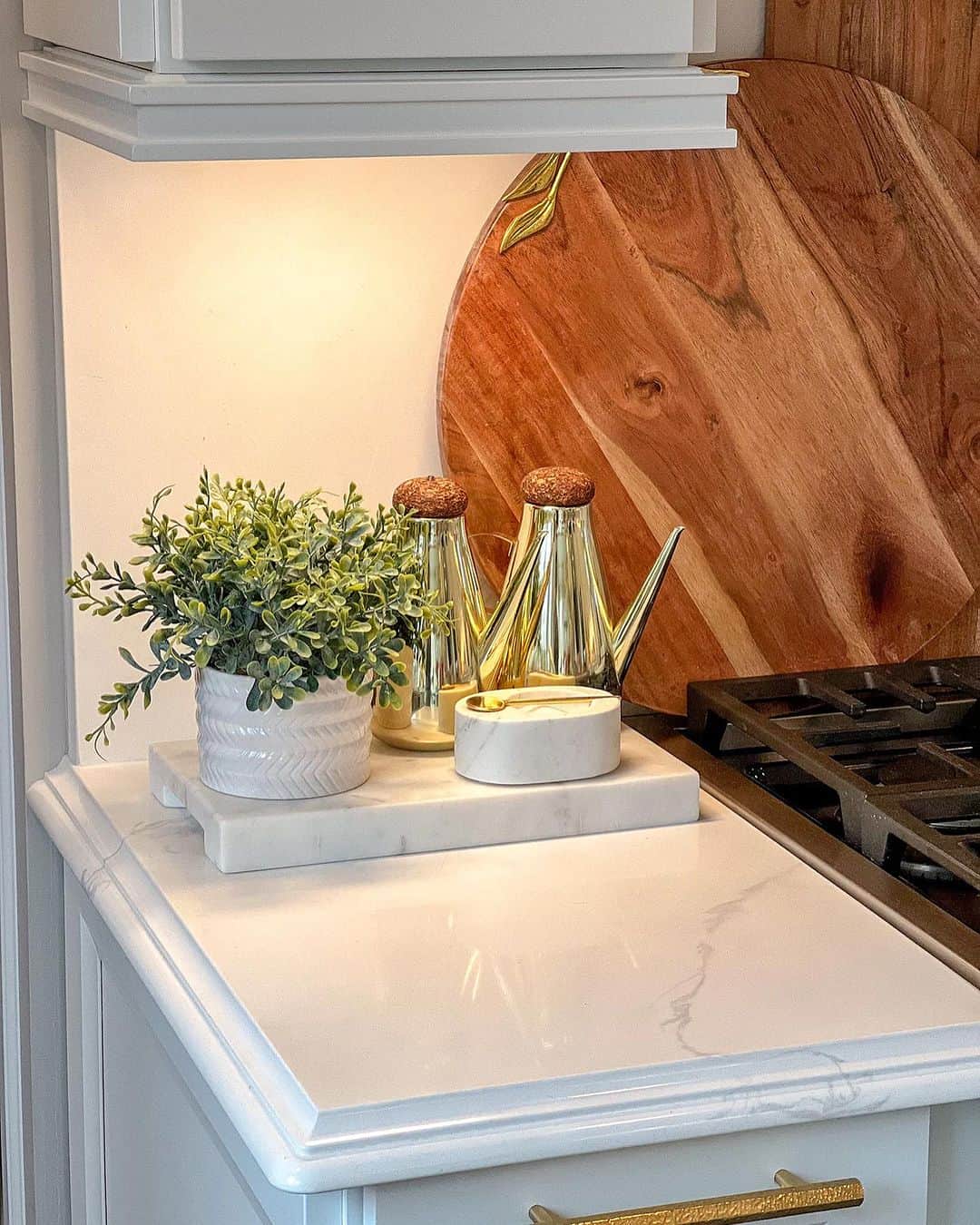 のインスタグラム：「All about the marble trays🤍 Add a hint of timeless elegance to any room of your home today, browse our popular trays only at inspiremehomedecor.com link in bio!」