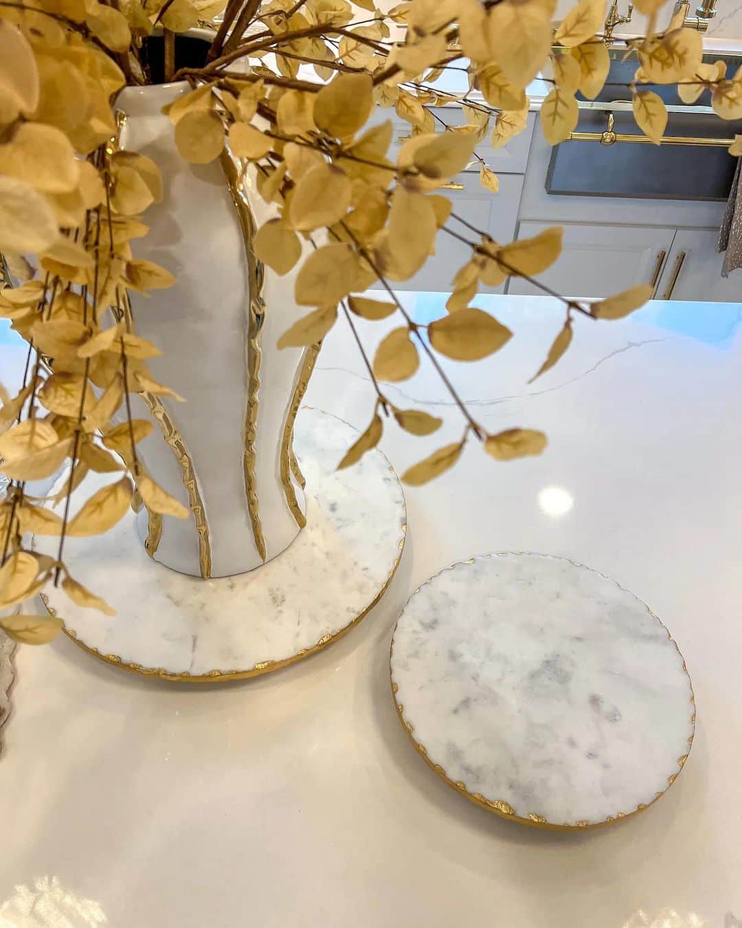 さんのインスタグラム写真 - (Instagram)「All about the marble trays🤍 Add a hint of timeless elegance to any room of your home today, browse our popular trays only at inspiremehomedecor.com link in bio!」9月11日 8時54分 - inspire_me_home_decor