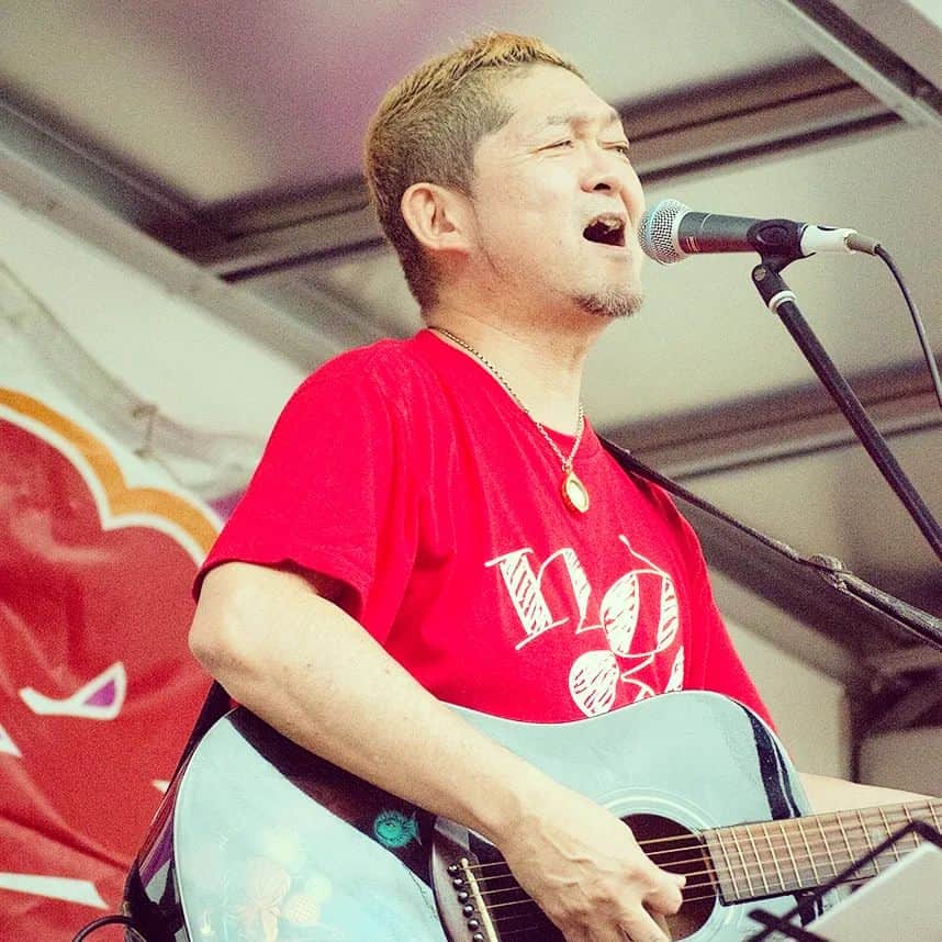 松本隆博のインスタグラム：「。⁡ ⁡僕の自慢は…人。⁡ ⁡僕の周りには本当に、良い人達⁡ ⁡が集まる、良い人しかいない。⁡⁡ ⁡それは自信持って言える。⁡ ⁡ ⁡たまにヘンな人や組織が寄って⁡ ⁡来る時もあるけれど…⁡ ⁡(居心地良くないのか(笑))⁡ ⁡(メリットないと気付くのか(笑))⁡⁡ ⁡…自然と離れていく。⁡⁡ ⁡ ⁡僕は人に恵まれている。⁡ ⁡僕の人生の財産は、人だ。⁡ ⁡僕は本当に幸せ者だ、本当に⁡ ⁡そう思う。⁡ ⁡⁡⁡ ⁡今更ながら…… ⁡還暦少年 松本隆博⁡⁡ ⁡⁡ ⁡明日は今治、伯方島で歌って来ます‼️⁡ ⁡ ⁡」