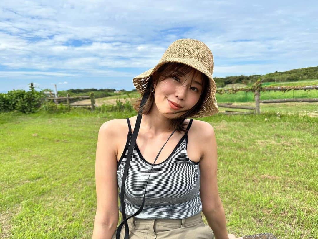 稲村亜美のインスタグラム：「苦手な夏ももう少し楽しむつもり🌻 ロケでお世話になった伊豆大島に遊びに行って来たよ✌️✌️✌️  #伊豆大島 #havcafe  #岡田港のカレー　美味しい😋」