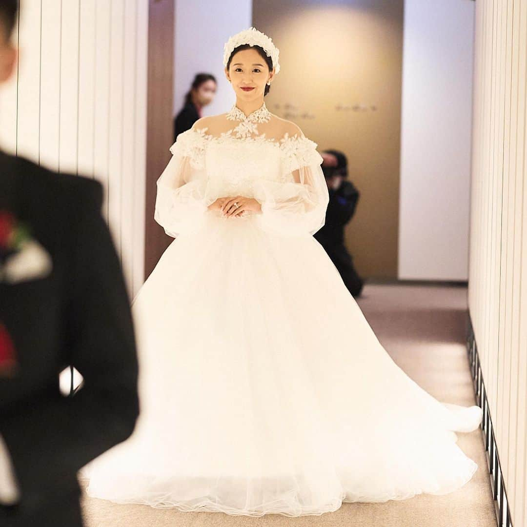 澤山璃奈さんのインスタグラム写真 - (澤山璃奈Instagram)「It's been for a year🤍  昨年の9月10日に結婚式を挙げてから今日で1年💒  本当に夢みたいに幸せで、お互いの大好きな人達と愛が溢れる空間で過ごしたあの1日は一生の宝物💫  結婚生活で私が1番大切にしている事の一つが"共有"ですが、 結婚式だけは特別…🤫  お互いへの誓いの内容や、私のウェディングドレスは当日まで内緒で👰🏽‍♀️✨  別々の部屋で支度をし、ファーストミートの時は彼がどんな反応をしてくれるのがすごく緊張したけれど、振り向いた時泣いて喜んでくれた瞬間はこの先もずっと忘れません🥲🤍  これからもずっとこの宝物を大切にしながら、色々な事を一緒に乗り越えていきたいと思います🤝🏽  #rina_bridetobe💍   💄hair &makeup  @ayan_irisluuuv   #結婚式 #花嫁 #wedding #bride #andaztokyo #アンダーズ東京 #weddingdress #ウェディングドレス #ウェディングヘア #ブライダルヘアメイク #bridalmakeup #bridalhair #桂由美 #japanesewedding」9月11日 8時55分 - rinasawayama