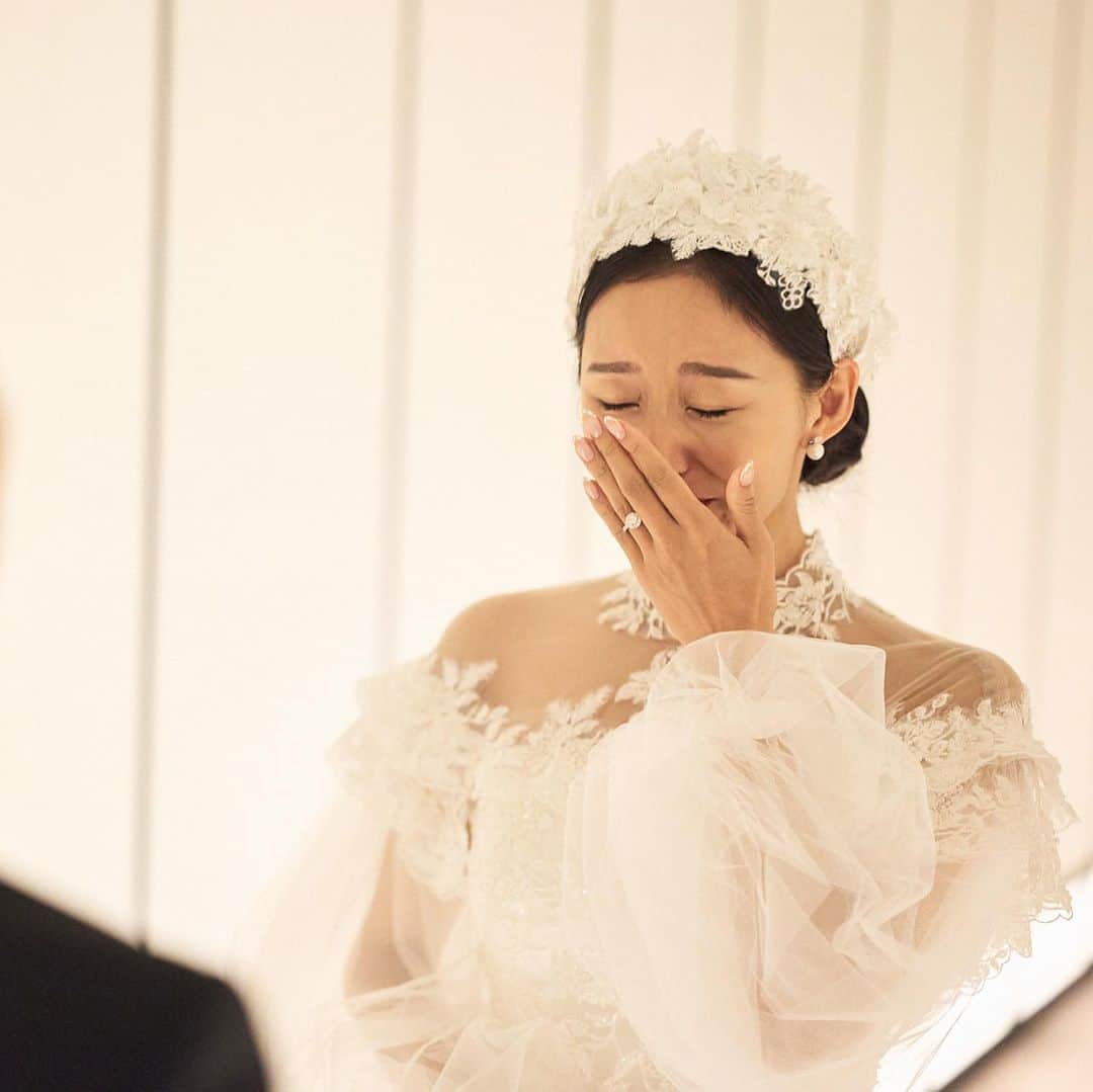 澤山璃奈さんのインスタグラム写真 - (澤山璃奈Instagram)「It's been for a year🤍  昨年の9月10日に結婚式を挙げてから今日で1年💒  本当に夢みたいに幸せで、お互いの大好きな人達と愛が溢れる空間で過ごしたあの1日は一生の宝物💫  結婚生活で私が1番大切にしている事の一つが"共有"ですが、 結婚式だけは特別…🤫  お互いへの誓いの内容や、私のウェディングドレスは当日まで内緒で👰🏽‍♀️✨  別々の部屋で支度をし、ファーストミートの時は彼がどんな反応をしてくれるのがすごく緊張したけれど、振り向いた時泣いて喜んでくれた瞬間はこの先もずっと忘れません🥲🤍  これからもずっとこの宝物を大切にしながら、色々な事を一緒に乗り越えていきたいと思います🤝🏽  #rina_bridetobe💍   💄hair &makeup  @ayan_irisluuuv   #結婚式 #花嫁 #wedding #bride #andaztokyo #アンダーズ東京 #weddingdress #ウェディングドレス #ウェディングヘア #ブライダルヘアメイク #bridalmakeup #bridalhair #桂由美 #japanesewedding」9月11日 8時55分 - rinasawayama