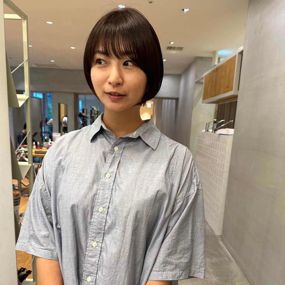 稲富菜穂のインスタグラム：「色抜け抜けボザボサから、 落ち着いたピンクも入った色に🩷 インナーカラーもピンク気味✌️🩷 秋ヘアーだぁあ🍂  #ショートヘア」