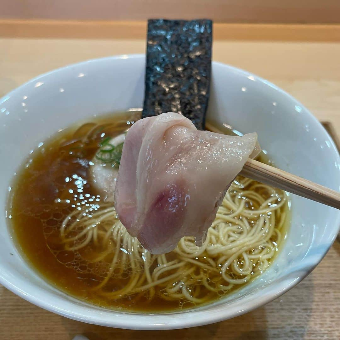 クック井上。さんのインスタグラム写真 - (クック井上。Instagram)「☞☞☞swipe☞☞☞  湯河原『らぁ麺　飯田商店』で昇天🤤  丁寧に次ぐ丁寧 もはや高級和食の域！  スープがすごかった(語彙力)  #飯田商店 #湯河原 #和食 #飯テロ #ラーメン好きな人と繋がりたい #中華そば #支那そば #らぁ麺 #チャーシュー #チャーシューメン #ラーメン #人気店 #Rahmen #delicious #food #グルメ #野菜ソムリエ #アスリートフードマイスター #フードコーディネーター #食育インストラクター #bbqインストラクター #料理研究家 #料理男子 #料理芸人 #クック井上。」9月11日 8時57分 - cook_inoue