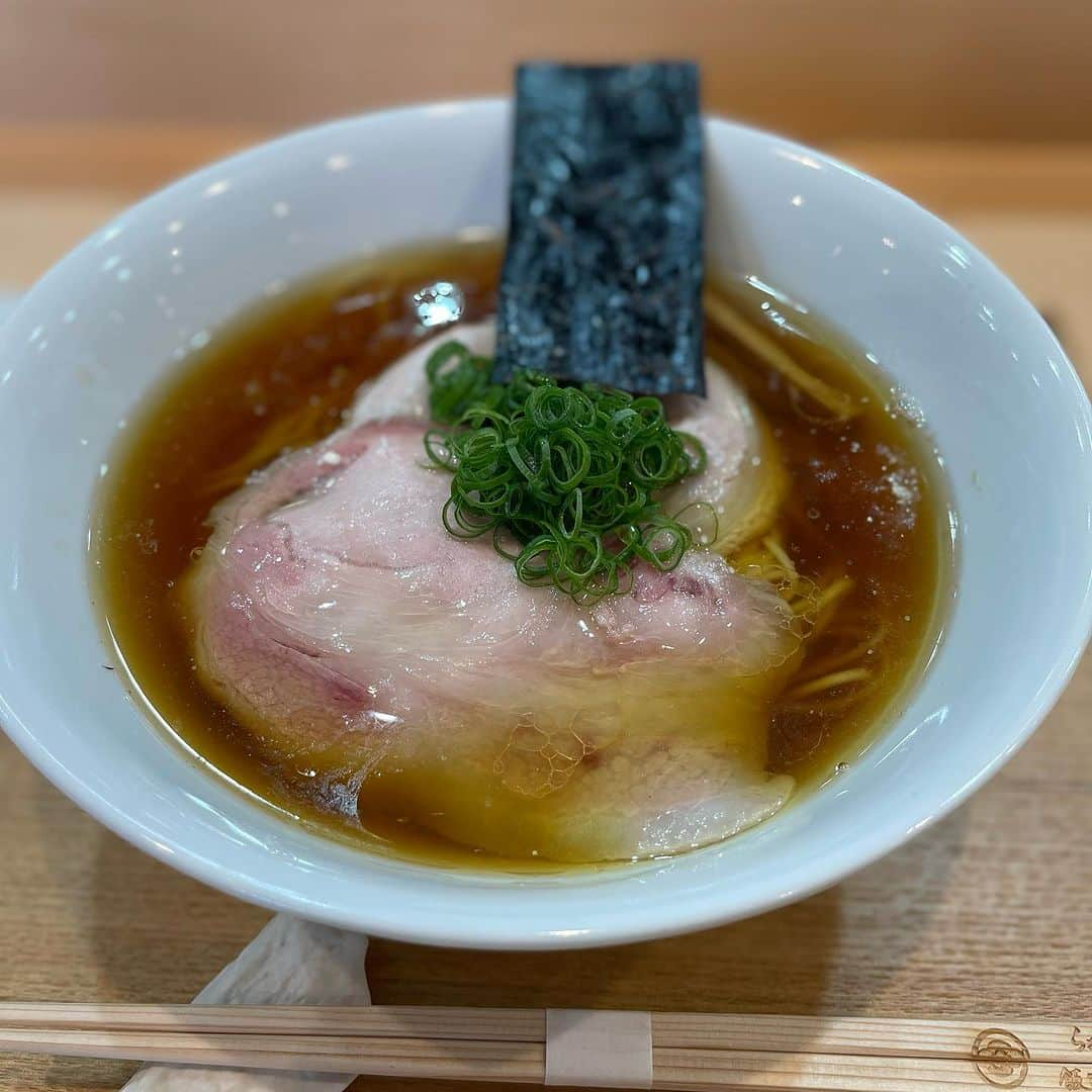 クック井上。さんのインスタグラム写真 - (クック井上。Instagram)「☞☞☞swipe☞☞☞  湯河原『らぁ麺　飯田商店』で昇天🤤  丁寧に次ぐ丁寧 もはや高級和食の域！  スープがすごかった(語彙力)  #飯田商店 #湯河原 #和食 #飯テロ #ラーメン好きな人と繋がりたい #中華そば #支那そば #らぁ麺 #チャーシュー #チャーシューメン #ラーメン #人気店 #Rahmen #delicious #food #グルメ #野菜ソムリエ #アスリートフードマイスター #フードコーディネーター #食育インストラクター #bbqインストラクター #料理研究家 #料理男子 #料理芸人 #クック井上。」9月11日 8時57分 - cook_inoue