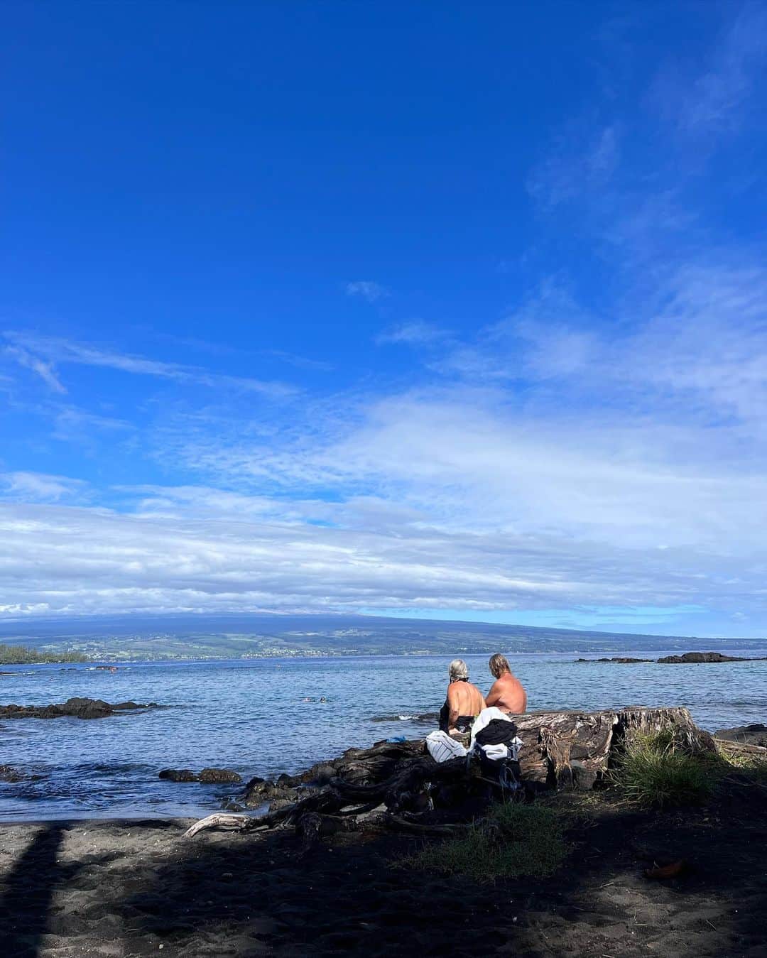 宮城夏鈴さんのインスタグラム写真 - (宮城夏鈴Instagram)「Aloha!  ハワイ島はじめてHiloに来てます！ ず〜っと来たかった場所🌴  ロコな老夫婦が砂辺で寄り添っていて  亀もその辺で藻をつっついていて、 日に焼けたまだ5歳くらいの男の子に 今遊んでるからあっち行け〜と言われ そっちの藻が食べたいのに顔で ウロウロ泳いでる感じ。  幼いけどしっかりアロハなギャル達が サップの練習をしながら海に転倒しまくってる感じ。  嬉しくてダブルピースがダサい私  全てとってもピースだなぁ✌︎('ω')✌︎☀️🤍」9月11日 8時58分 - karin_karin0516