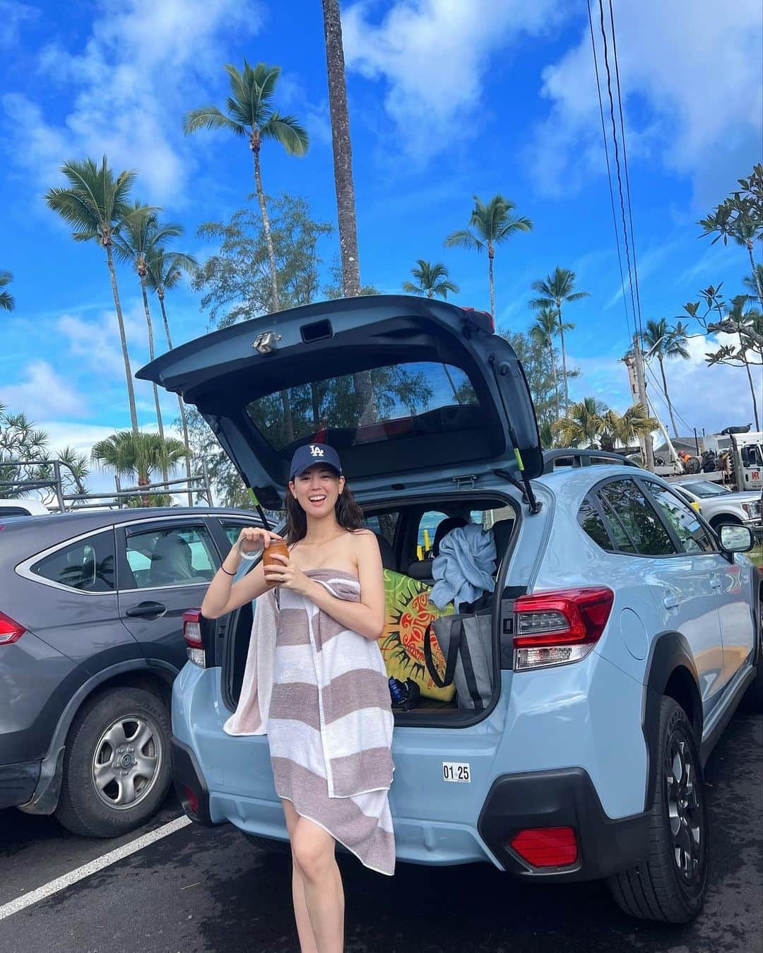 宮城夏鈴のインスタグラム：「Aloha!  ハワイ島はじめてHiloに来てます！ ず〜っと来たかった場所🌴  ロコな老夫婦が砂辺で寄り添っていて  亀もその辺で藻をつっついていて、 日に焼けたまだ5歳くらいの男の子に 今遊んでるからあっち行け〜と言われ そっちの藻が食べたいのに顔で ウロウロ泳いでる感じ。  幼いけどしっかりアロハなギャル達が サップの練習をしながら海に転倒しまくってる感じ。  嬉しくてダブルピースがダサい私  全てとってもピースだなぁ✌︎('ω')✌︎☀️🤍」