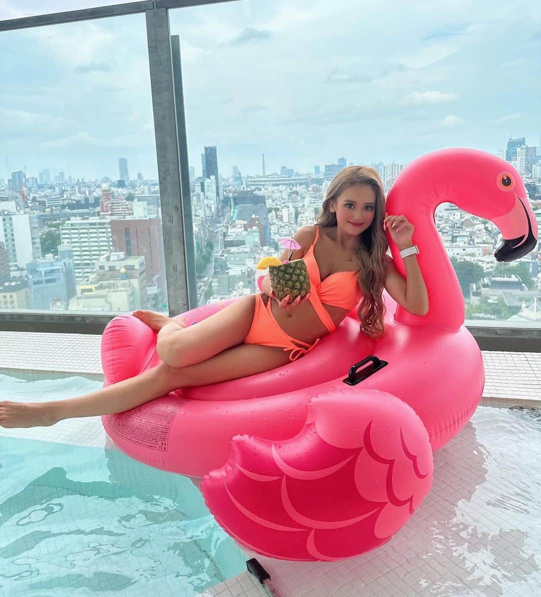 のインスタグラム：「もう少しだけ夏🍧投稿　 お付き合いください🥹🥹❤️笑  このお気に入りのビキニは @dazzy_official  さんのだよ👙  . . #pool#sea#bikini#dazzy#tokyo#dazzyme  #プール#海#ビキニ#水着#夏コーデ#オレンジカラー#パイン」