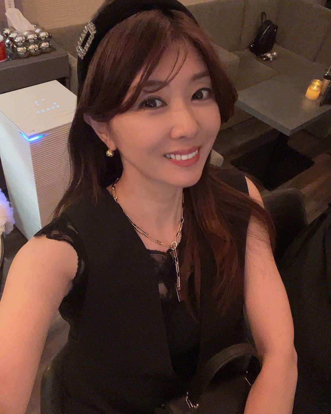 のインスタグラム：「今月から日曜日も営業することになったYABEKEです✨ 本日足を運んでくださったお客様ありがとうございました♡また来週からも引き続き宜しくお願いします✨ 明日は山林堂騎手の応援で川崎競馬場に文子ママを連れて行ってきまーす🏇 お問い合わせのカチューシャは　 @foo_select  ゴールドチェーンのネックレス @mewssquare   #yabeke #日曜日も営業  #池尻大橋バー  #40代コーデ  #40代 #矢部美穂」