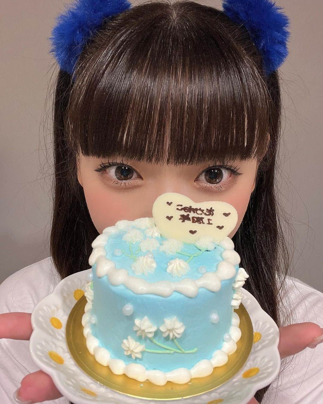 籾山ひめりさんのインスタグラム写真 - (籾山ひめりInstagram)「みんなとおそろいのTシャツ👧🏻ྀི💙 ･ イラストなのかわちいよね✨ お顔似てるー？？😉💕 ･ 改めて1周年ライブありがとう🌸 みんなと過ごせてとっても幸せだよ🤤💗 これからもよろしくね🫶 ･ 1周年みんなとお祝いしたくてケーキ買いに行った✌️🧁🤍 ･  #高嶺のなでしこ #Tシャツ #アイドル #ハーフツイン #イラスト  #ぱっつん前髪  #ロングヘア #巻き髪 #ootd」9月11日 0時19分 - momichan_hime