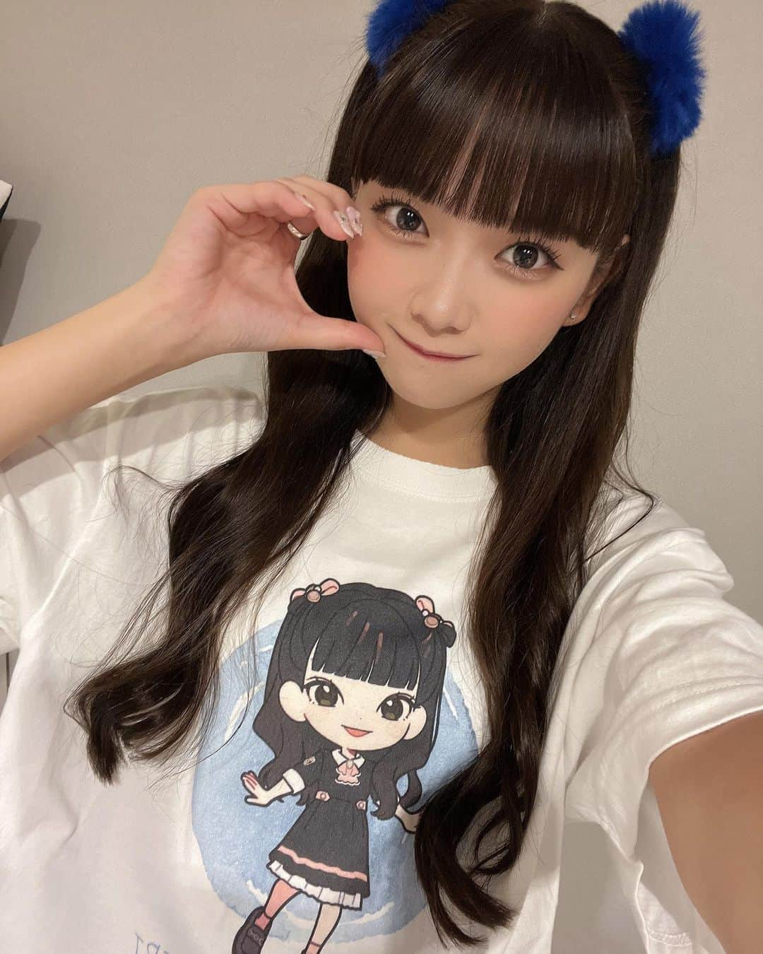 籾山ひめりさんのインスタグラム写真 - (籾山ひめりInstagram)「みんなとおそろいのTシャツ👧🏻ྀི💙 ･ イラストなのかわちいよね✨ お顔似てるー？？😉💕 ･ 改めて1周年ライブありがとう🌸 みんなと過ごせてとっても幸せだよ🤤💗 これからもよろしくね🫶 ･ 1周年みんなとお祝いしたくてケーキ買いに行った✌️🧁🤍 ･  #高嶺のなでしこ #Tシャツ #アイドル #ハーフツイン #イラスト  #ぱっつん前髪  #ロングヘア #巻き髪 #ootd」9月11日 0時19分 - momichan_hime