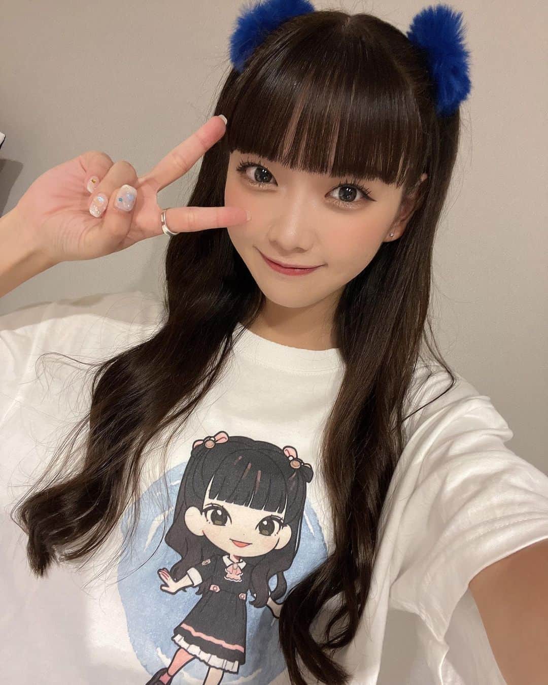 籾山ひめりさんのインスタグラム写真 - (籾山ひめりInstagram)「みんなとおそろいのTシャツ👧🏻ྀི💙 ･ イラストなのかわちいよね✨ お顔似てるー？？😉💕 ･ 改めて1周年ライブありがとう🌸 みんなと過ごせてとっても幸せだよ🤤💗 これからもよろしくね🫶 ･ 1周年みんなとお祝いしたくてケーキ買いに行った✌️🧁🤍 ･  #高嶺のなでしこ #Tシャツ #アイドル #ハーフツイン #イラスト  #ぱっつん前髪  #ロングヘア #巻き髪 #ootd」9月11日 0時19分 - momichan_hime