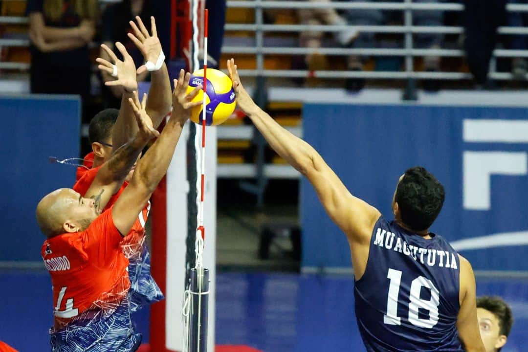USA Volleyballさんのインスタグラム写真 - (USA VolleyballInstagram)「Let's GO, USA!!! 🇺🇸 💪   The U.S. Men's Team is headed for Sunday's gold medal 🥇 match to face Canada at the NORCECA Champs after beating the Dominican Republic on Saturday 3-0 (25-22, 25-12, 25-14).   Story and stats | https://go.usav.org/91023MNT」9月11日 0時20分 - usavolleyball
