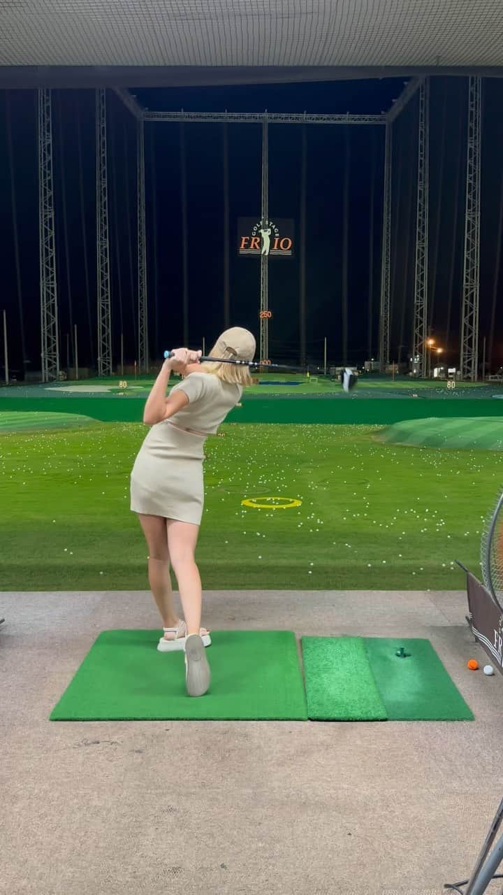 nawachanのインスタグラム：「．  《ベンタス60S⛳️》  Ｍ２の顔すきだなあー 5w3wはＭ２だよ♡  色々なシャフトを打ってみたく 3球だけ打たせてもらいました♪  打つつもりぢゃなかったけど 見てたらちょっと打ちたくなりました🙏  普段はちゃんと靴で👠やってます🙇‍♀️  シャフトねーなにがいいのかな🧏‍♀️  #ゴルフウェア#ゴルフラウンド#ゴルフ女子#初心者#⛳️#🏌️‍♀️#ゴルフ男子#ゴルフ馬鹿#ゴルファー#ゴルフ場#ゴルフ好きな人と繋がりたい#ゴルフ好き#ゴルフ好きな人と仲良くなりたい#golf#Instagram」