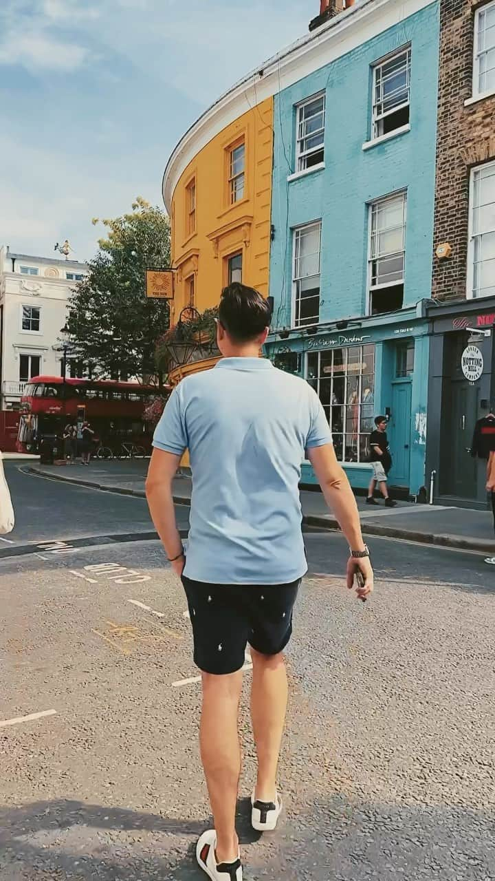 @LONDON | TAG #THISISLONDONのインスタグラム：「✨ Sundays are for #NottingHill & #Portobello mooching! 🙌🏼🇬🇧 // @MrLondon   ___________________________________________  #thisislondon #lovelondon #london #londra #londonlife #londres #uk #visitlondon #british #🇬🇧 #whattodoinlondon #londonreviewed #hughgrant #whenyousaynothingatall #ronankeating #portobelloroad #portobelloroadmarket」