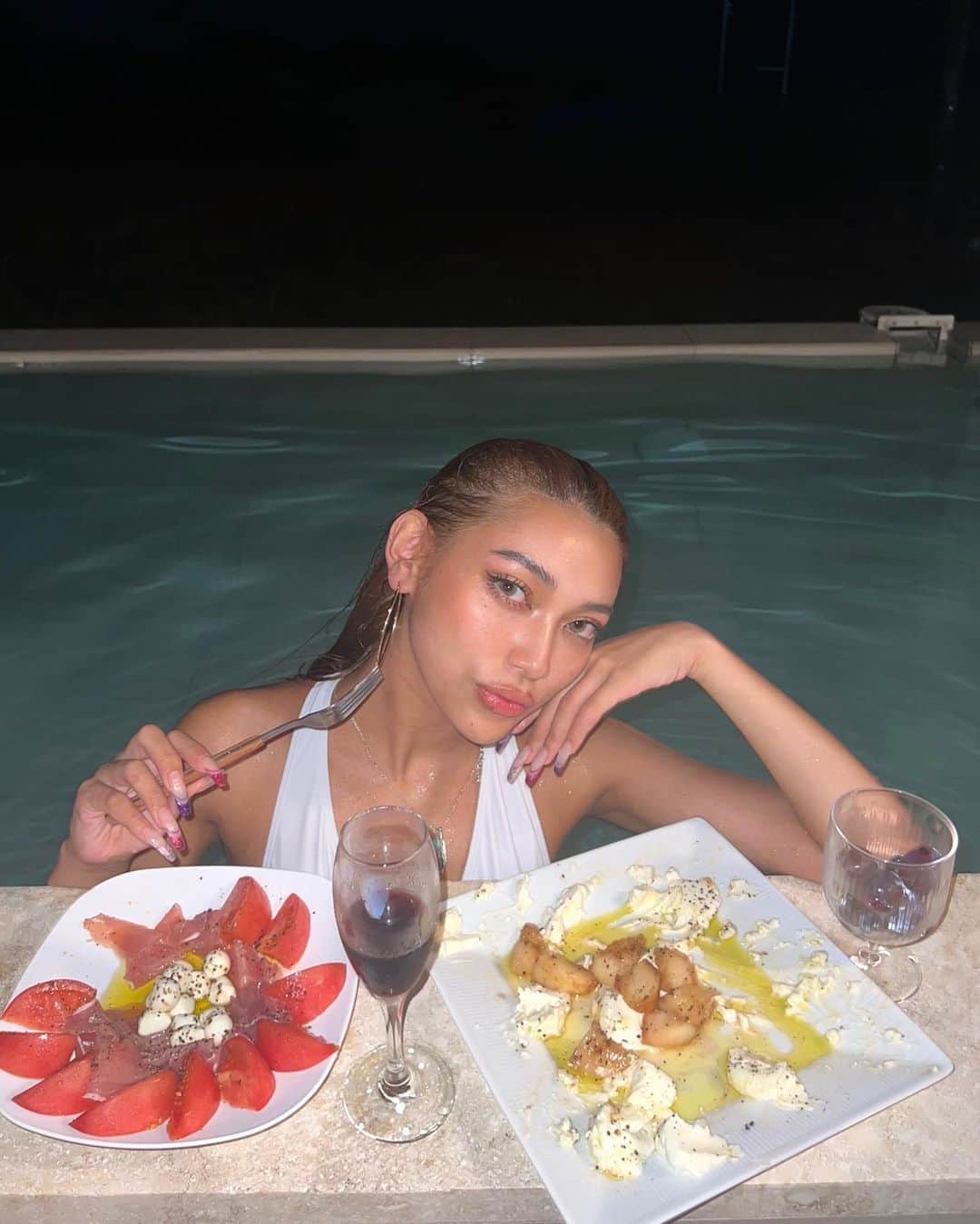 えまぽち(穂波エマ)のインスタグラム：「I’m gonna do nothing ~🍷♬」