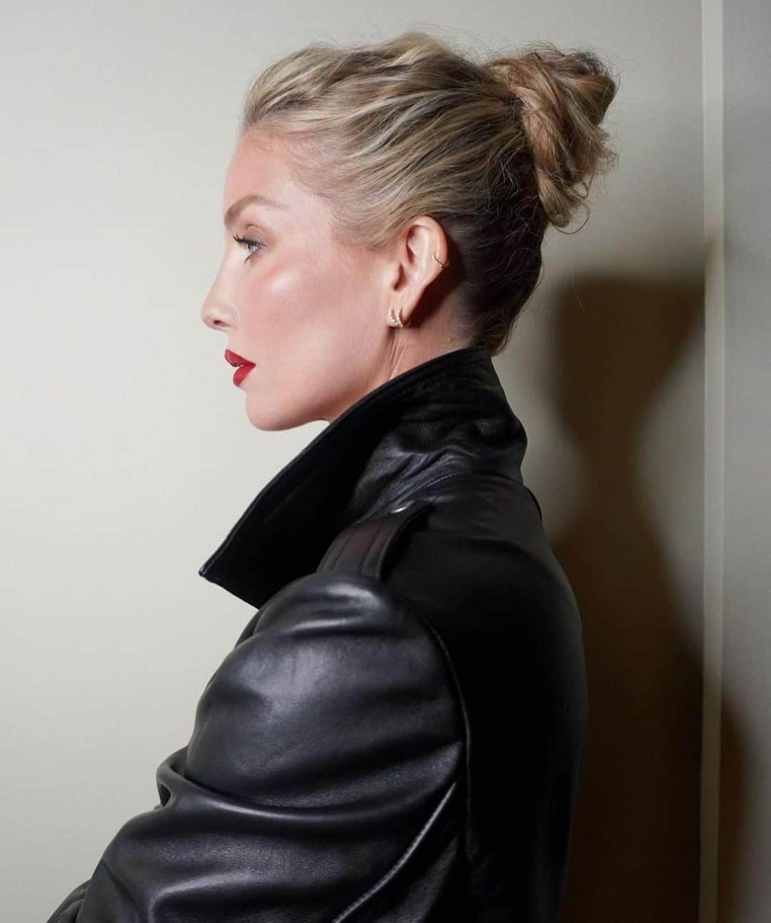 アナベル・ウォーリスのインスタグラム：「Thank you @frame @eriktorstensson @sooparkmakeup and @rebekahforecast  Hello NYC!! 🍎」