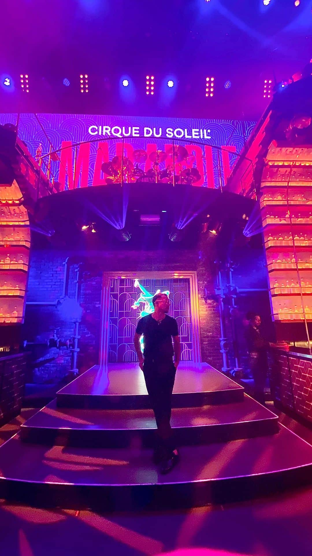 SONNYのインスタグラム：「went to see @madapplelv 🍎🗽 by cirque du soleil. 昨年からスタートした新たなシルクデソレイユ”MAD APPLE”  Vegas の友人ダンサー @justtreydakidd28 が出演してるので久々にシルクショウを観に👀  #lasvegas #madapple #cirquedusoleil #ラスベガス生活 #ダンス留学 #ダンスキャンプ」