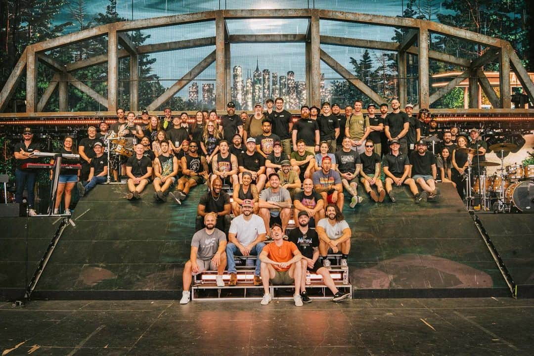 ブルット・ヤングのインスタグラム：「Last weekend of the Summer On The Outskirts Tour // Thanks to @samhuntmusic and @lilyrosemusic for some incredible shows and memories. A BIG thanks to our entire band and crew for making the shows happen night after night… and most importantly - everyone that came out and saw us! Love y’all.」