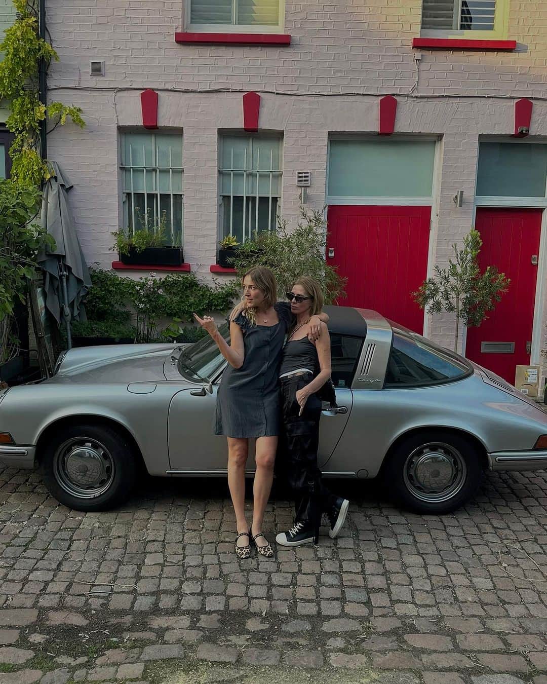 キャロル・ラドジウィルのインスタグラム：「Just two girls in London with a cool car.  @carolinelucia___ 👭 @jammesss 📸 @ziiropa 💙」