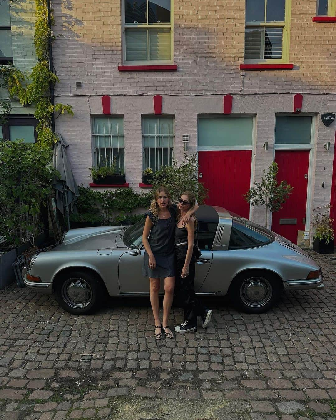 キャロル・ラドジウィルさんのインスタグラム写真 - (キャロル・ラドジウィルInstagram)「Just two girls in London with a cool car.  @carolinelucia___ 👭 @jammesss 📸 @ziiropa 💙」9月11日 0時36分 - caroleradziwill