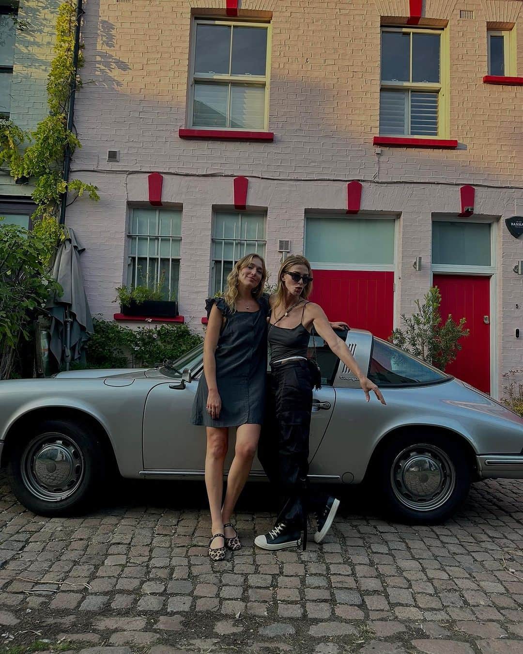 キャロル・ラドジウィルさんのインスタグラム写真 - (キャロル・ラドジウィルInstagram)「Just two girls in London with a cool car.  @carolinelucia___ 👭 @jammesss 📸 @ziiropa 💙」9月11日 0時36分 - caroleradziwill