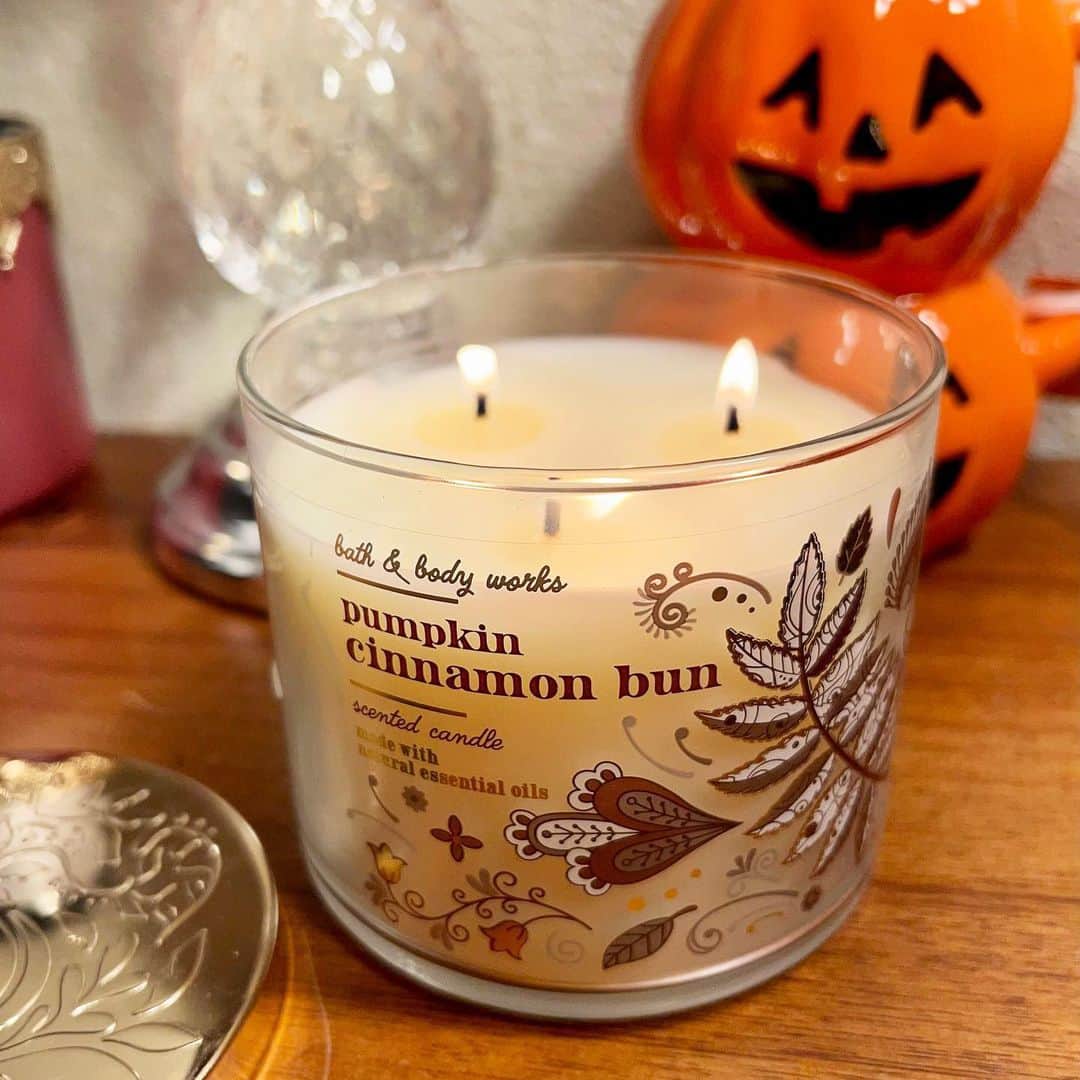 Bath & Body Worksさんのインスタグラム写真 - (Bath & Body WorksInstagram)「Let’s give ‘em pumpkin to talk about! 🎃🍂​  Which Candle is your pick of the patch? 👇​  📸 @Thisgirllovescandles, @Jpegjake, @Waxywondercandlelover」9月11日 1時01分 - bathandbodyworks