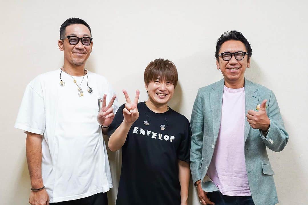 布袋寅泰のインスタグラム：「バッタリシリーズ。仙台サンプラザにコブクロを観に行ったら楽屋で小渕くんと黒田くんとバッタリ！その後焼肉の個室に入ったらまた2人にバッタリ！ご縁ですねぇ。（ちなみにこの日からコブちゃんアンプを➗13のヘッドに変えてなんとライブは全てG-STAGEオンリーで弾いてくれて音が最高！抜けが良くて歌ってて、個人的には福ちゃん超えてた！ギタリスト小渕健太郎の躍進が始まる予感。大好きなギタリストだよ）そして帰りの新幹線でもバッタリ。さて、次のバッタリは誰だ？　#コブクロ　@kobukuro_kuroda_official @kobukuro_kobuchi_official #布袋寅泰 #25周年目突入おめでとう‼️」