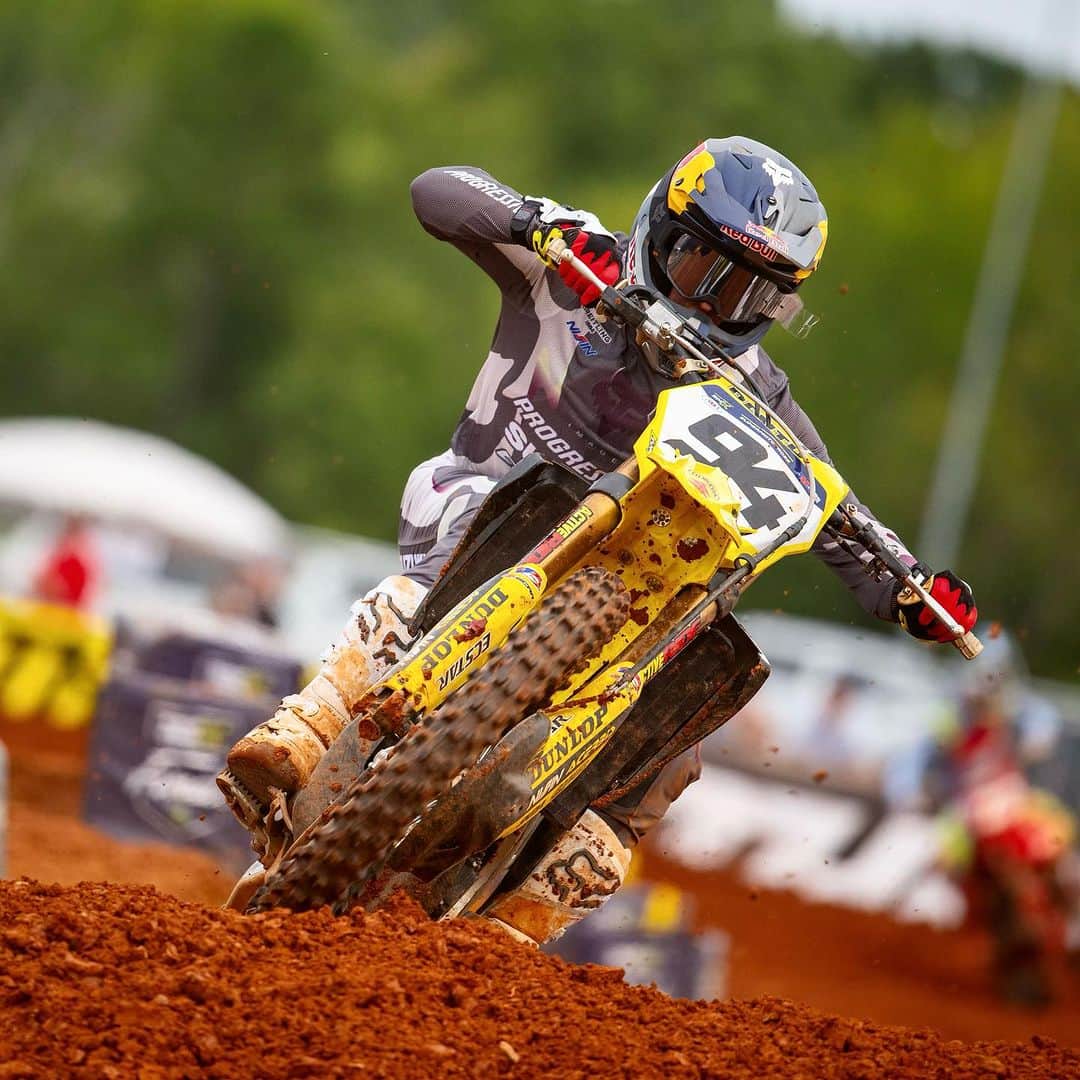 ケン・ロックゼンのインスタグラム：「Amazing weekend in Charlotte.  I went 3 -3 for 2nd overall!  I  lead a bunch of laps in the second main,  had a little vision issue that made it tough to hold my pace. I don’t know if i could have held Chase and Jett off but i could have at least put up more of a fight and stayed closer. I had a big gap to 4th so i brought it home and got 2nd overall on the podium.  Very happy with the overall effort and excited to get back to it next weekend!  @redbull @foxmoto @canyon @breitling_usa  @pmg.racing  @suzukicycles @progressive   Thank you @align.with.us for the photos」