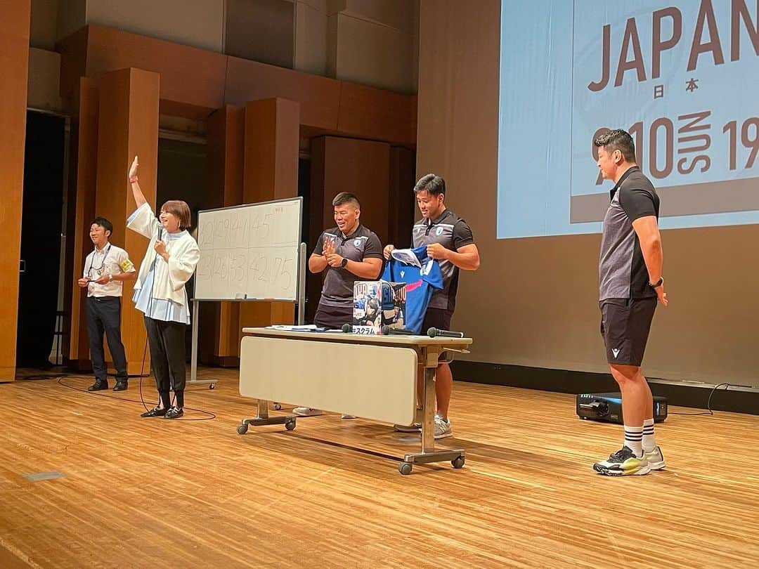 細田阿也さんのインスタグラム写真 - (細田阿也Instagram)「#ラグビーw杯 🏉 パブリックビューイング　in #磐田 @iwatacity_official   #静岡ブルーレヴズ @shizuoka_bluerevs  #大戸裕矢 選手 #伊藤平一郎 選手　 #槇瑛人　選手　 をお招きし  #磐田市　 草地市長とともに トークショーや抽選会など 務めさせて頂きました！  リサーチしながらも🏉奥深さをさらに学ぶべく  選手の皆様に質問として投げかけながら 笑顔で優しくご対応頂き  草地市長のお力添えも心強く  磐田市の皆様が至れり尽くせりおもてなしくださり  見守ってくださりリアクション頂けるお客様もあたたかく 拍手や笑顔溢れる時間を共有させて頂き光栄です🥹  #braveblossoms  #ラグビー日本代表 の躍進も目が離せず学ばせて頂きながら  また今季も必ずや ホスト開催時ヤマスタなどへ応援に🫶🏻  スポーツの魅力を分かち合い🏉を学べる機会を頂き 光栄でした！！  #ourteam  #oneteam  #rwc2023  #jpnvchi  #ラグビーワールドカップ2023  #allforshizuoka」9月11日 0時31分 - hosodaaya