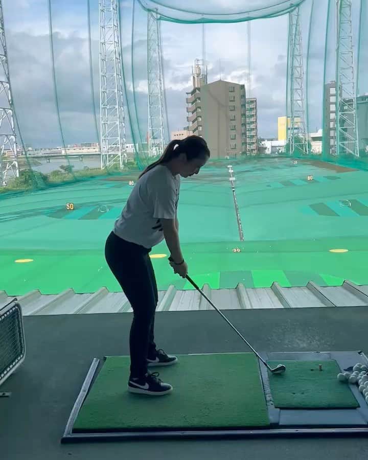 nawachanのインスタグラム：「．  《妹👯‍♀️golf⛳️》  一枚目　　7番アイアン🏌️‍♀️ 二枚目　　58°🏌️‍♀️  しばらくクラブ握ってなくても 力感なく上手く打てるって 基礎ができてるんだろなぁ🥺♡  ．  #ゴルフウェア#ゴルフラウンド#ゴルフ女子#初心者#⛳️#🏌️‍♀️#ゴルフ男子#ゴルフ馬鹿#ゴルファー#ゴルフ場#ゴルフ好きな人と繋がりたい#ゴルフ好き#ゴルフ好きな人と仲良くなりたい#golf#Instagram」