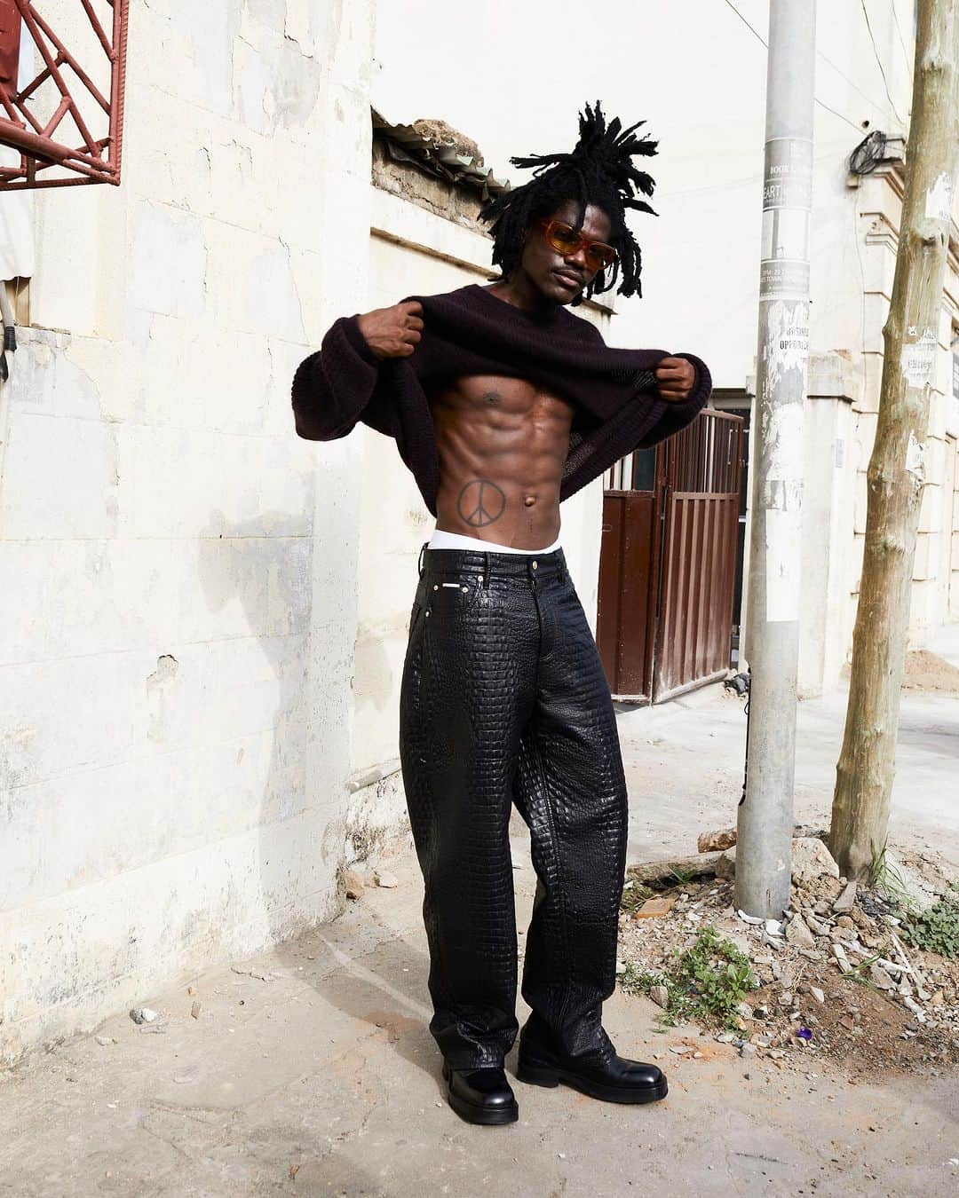 エイティーズのインスタグラム：「Prince flexing in the EYTYS Fall Winter 2023 collection titled ‘Keep playing keep dancing’.」