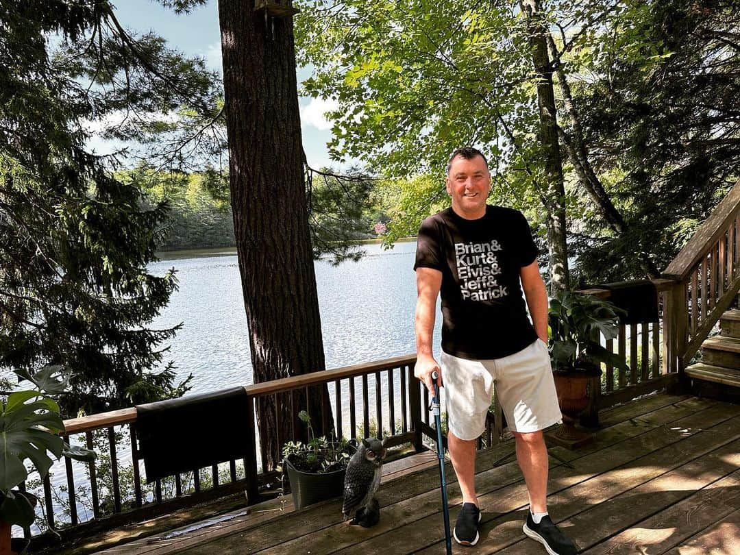 ブライアン・オーサーのインスタグラム：「Day 3 post - op.  Feeling amazing.  Check out the shirt…. Who’s next for a new hip? Jeff just got 2!  Hip hip hurray !! Recovering at the cottage.」