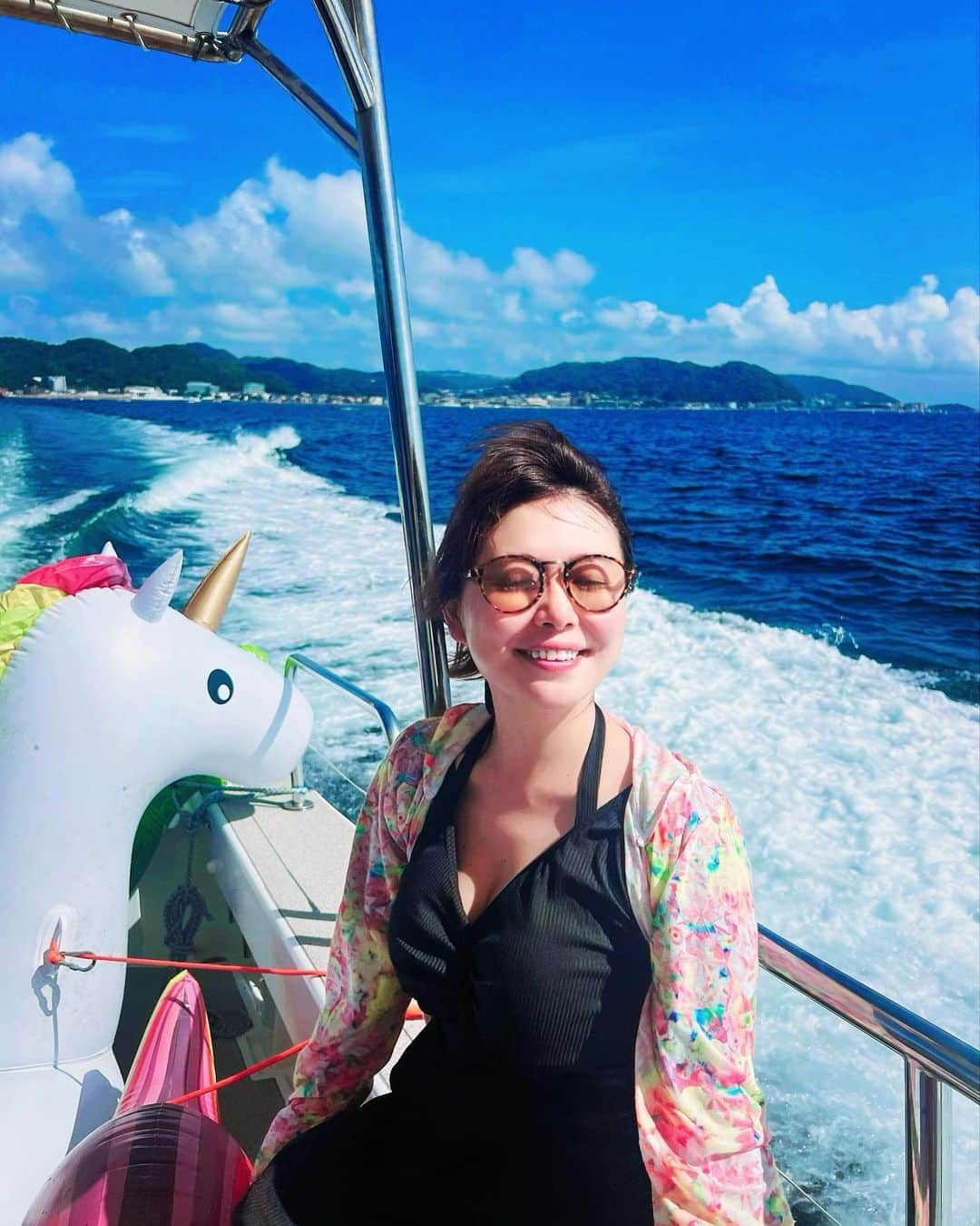 野澤美仁のインスタグラム：「海で元気をチャージ🐠🐠 潮風がとても気持ちよかったです！  さて、レインボータウンFMミサトーナイトでは、メッセージやリクエスト曲お待ちしております。  info@885fm.jp、ミサトーナイト！！宛にメールください❤️  ミサトーナイト！！毎週金曜日22時から聴いてください！YouTubeLIVE、アプリListen Radioでも聴けます！  #FM88.5#listenradio #リスラジ #youtubelive #goodnight#art#radio#ラジオ #art #RABBIT#travel#travelphotography #ミサトーナイト#color#happy#smile#ocean#crusing #海」