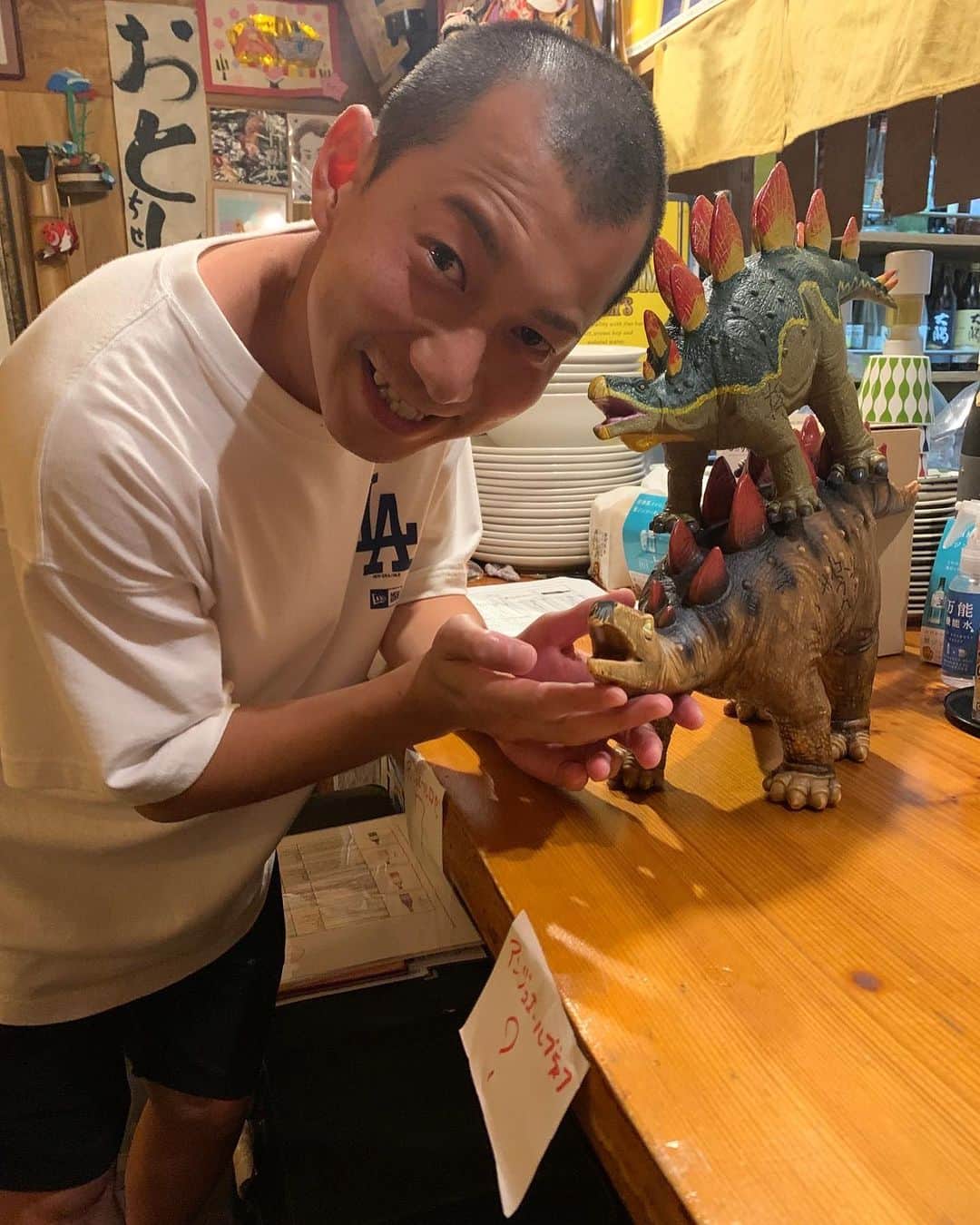 うえたけのインスタグラム：「ステゴサウルスwith U🦕 ムツゴロウさん並みに可愛がってます🦕  #楽酒房みのり」