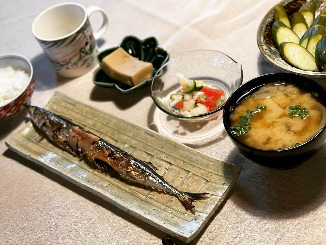 三浦瑠麗さんのインスタグラム写真 - (三浦瑠麗Instagram)「朝ごはんはカプレーゼのホットサンド。ピクルスがわりにきゅうりの糠漬け。 きのうは炭火でホッケと蛤を焼きました。つまみは、じゅんさい、鮭白子煎り焼き、高野豆腐、キムチなど。高野豆腐は椎茸のお出汁を効かせた少し甘めの味付け。 あと、秋刀魚の塩焼きの朝ごはんの日もあったなぁ。価格はお手頃になってきたけれど、まだ脂がのってきていないね。シーズンがだんだん後ろにずれてきているみたい。」9月11日 0時39分 - lullymiura