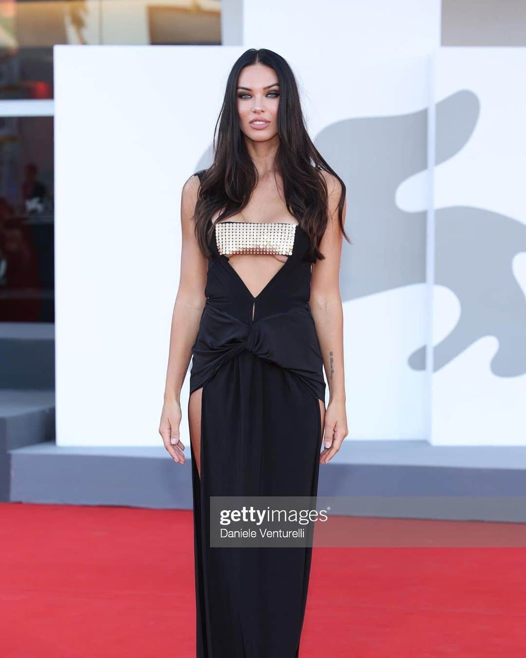 DASHA Dさんのインスタグラム写真 - (DASHA DInstagram)「Day 8 Venice Film Festival  #venezia80 #redcarpet  . Dress @violaandvesper  . . . . , . . #modelshoot #venicefilmfestival #venezia #redcarpetstyle #makeup #italia @brosgroupitalia」9月11日 0時42分 - dasha.kina