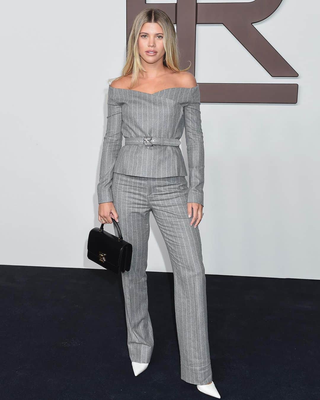 Carolina Gonzalezのインスタグラム：「⚜️S O F I A⚜️ NYFW  @sofiarichiegrainge at @ralphlauren  Photo @thestewartofny  Stylist @emmajademorrison  Hair @kathleen_hair  #MakeupByMe @cgonzalezbeauty」