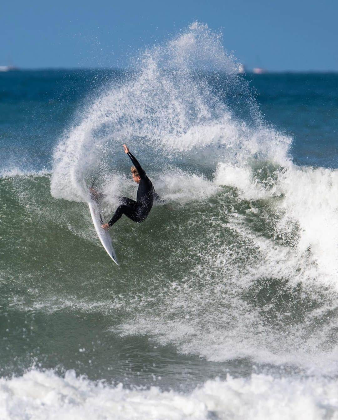 ビラボンのインスタグラム：「Make the best wetsuits. Be good to the ocean. ♻️  Introducing the Furnace Natural Wetsuit featuring Organiprene: the most sustainable wetsuit we make, with uncompromising performance.   Featuring Organiprene, a USDA certified bio-based natural rubber sourced from FSC-certified plantations, a Graphene-infused interior, and an Airlite 4D stretch jersey made from recycled PET fibers, this suit provides the next dimension in stretch and sustainability.  Swipe for a closer look, then tap into our link in bio to shop. *Availability differs by region.  #BillabongWetsuits」