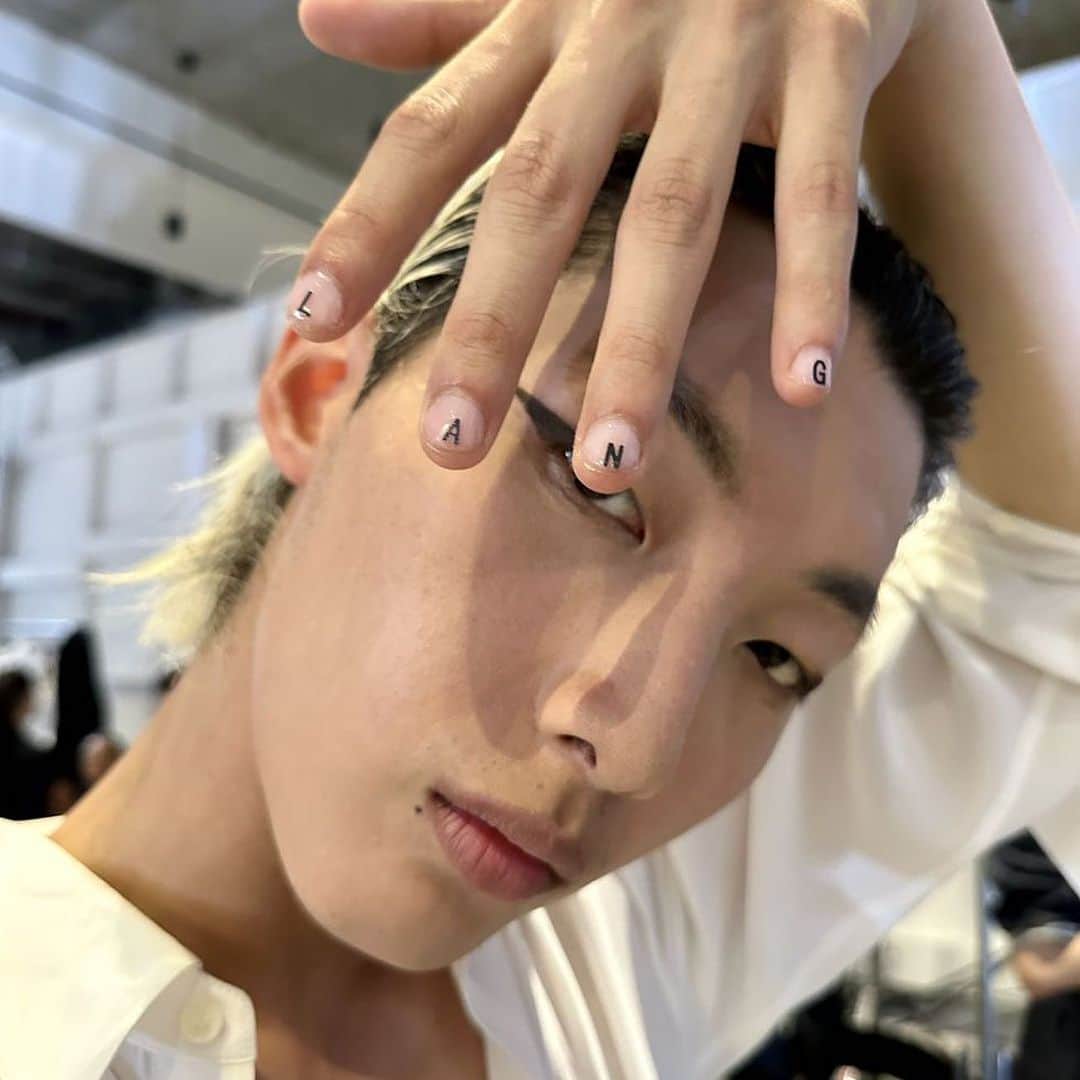 ELLE Magazineさんのインスタグラム写真 - (ELLE MagazineInstagram)「If you remember @helmutlang in its 90s heyday, you can probably appreciate the tinge of nostalgic nods through all of the new beauty looks at the brand’s #NYFW show. And you’ll especially love the small touch of logo nails, spelling out H-E-L-M-U-T-L-A-N-G on each finger, with clear polish – the new Helmut Lang manicure. For go-go beauty looks, models wore a blend of 90s polish mixed with punky rawness, a nod to the brand’s heritage, without being too referential. “He has lots of ideas!” said manicurist @jinsoonchoi of the brand's creative director @doxpeter. Tap the link in bio for full details. Photos: Courtesy of @jinsoon   Writer: @kathleenhou」9月11日 1時03分 - elleusa