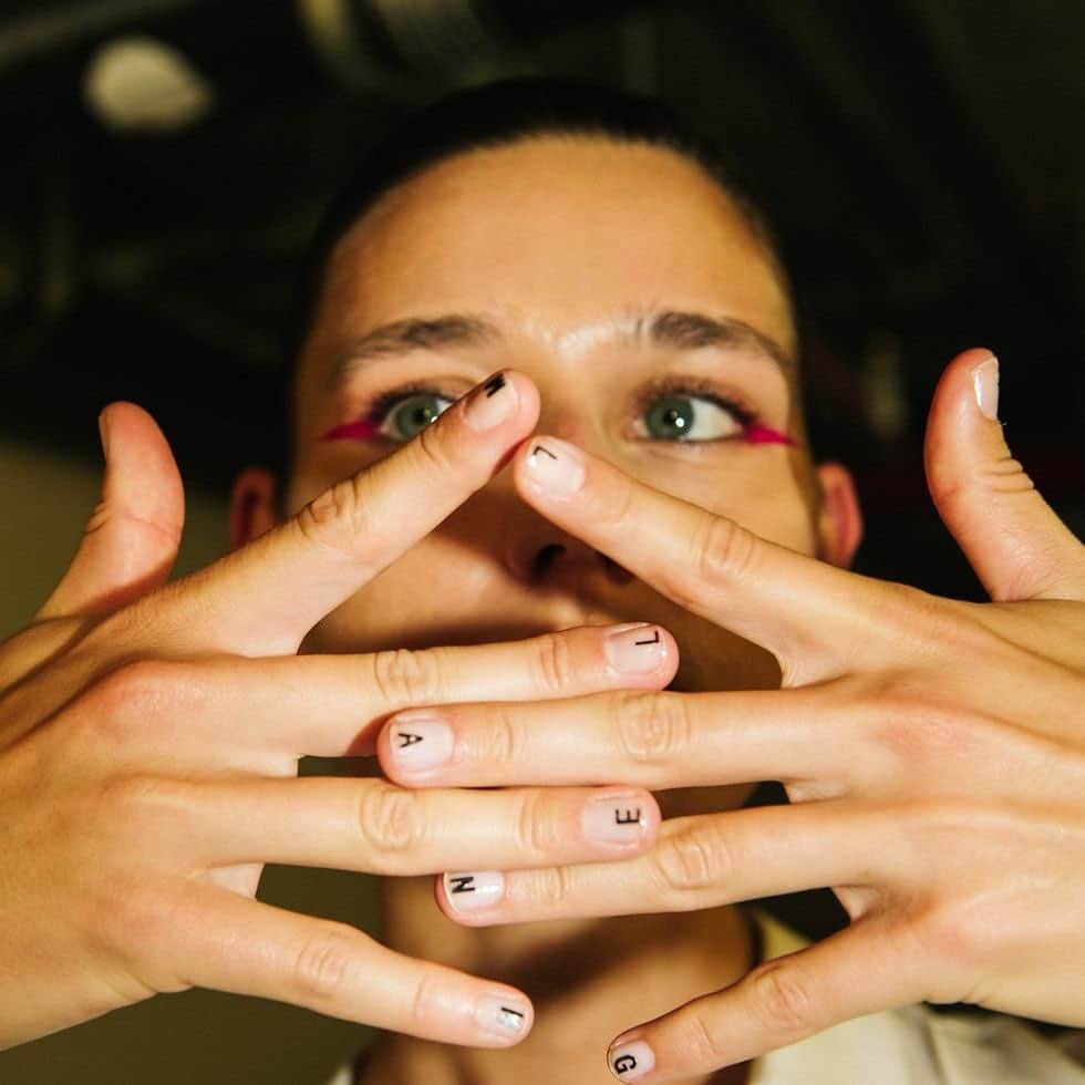 ELLE Magazineのインスタグラム：「If you remember @helmutlang in its 90s heyday, you can probably appreciate the tinge of nostalgic nods through all of the new beauty looks at the brand’s #NYFW show. And you’ll especially love the small touch of logo nails, spelling out H-E-L-M-U-T-L-A-N-G on each finger, with clear polish – the new Helmut Lang manicure. For go-go beauty looks, models wore a blend of 90s polish mixed with punky rawness, a nod to the brand’s heritage, without being too referential. “He has lots of ideas!” said manicurist @jinsoonchoi of the brand's creative director @doxpeter. Tap the link in bio for full details. Photos: Courtesy of @jinsoon   Writer: @kathleenhou」